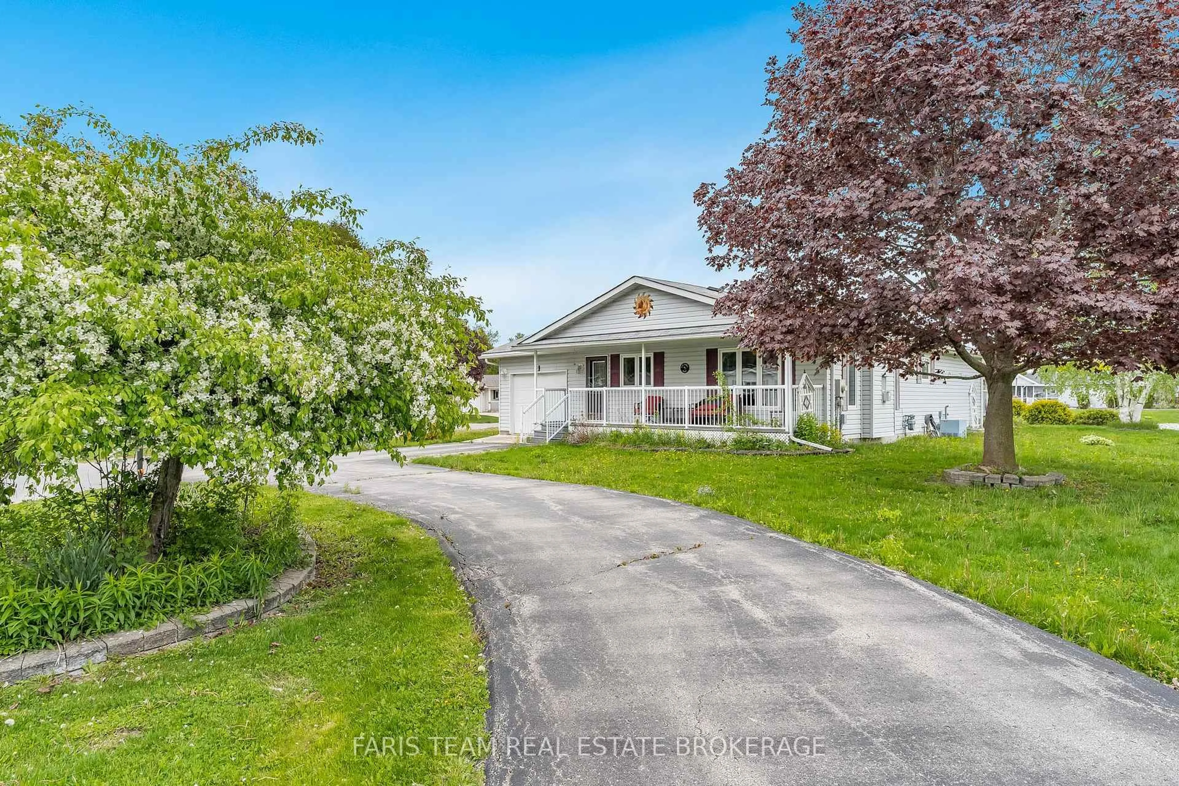 A pic from outside/outdoor area/front of a property/back of a property/a pic from drone, water/lake/river/ocean view for 2 St James Pl, Wasaga Beach Ontario L9Z 3A8