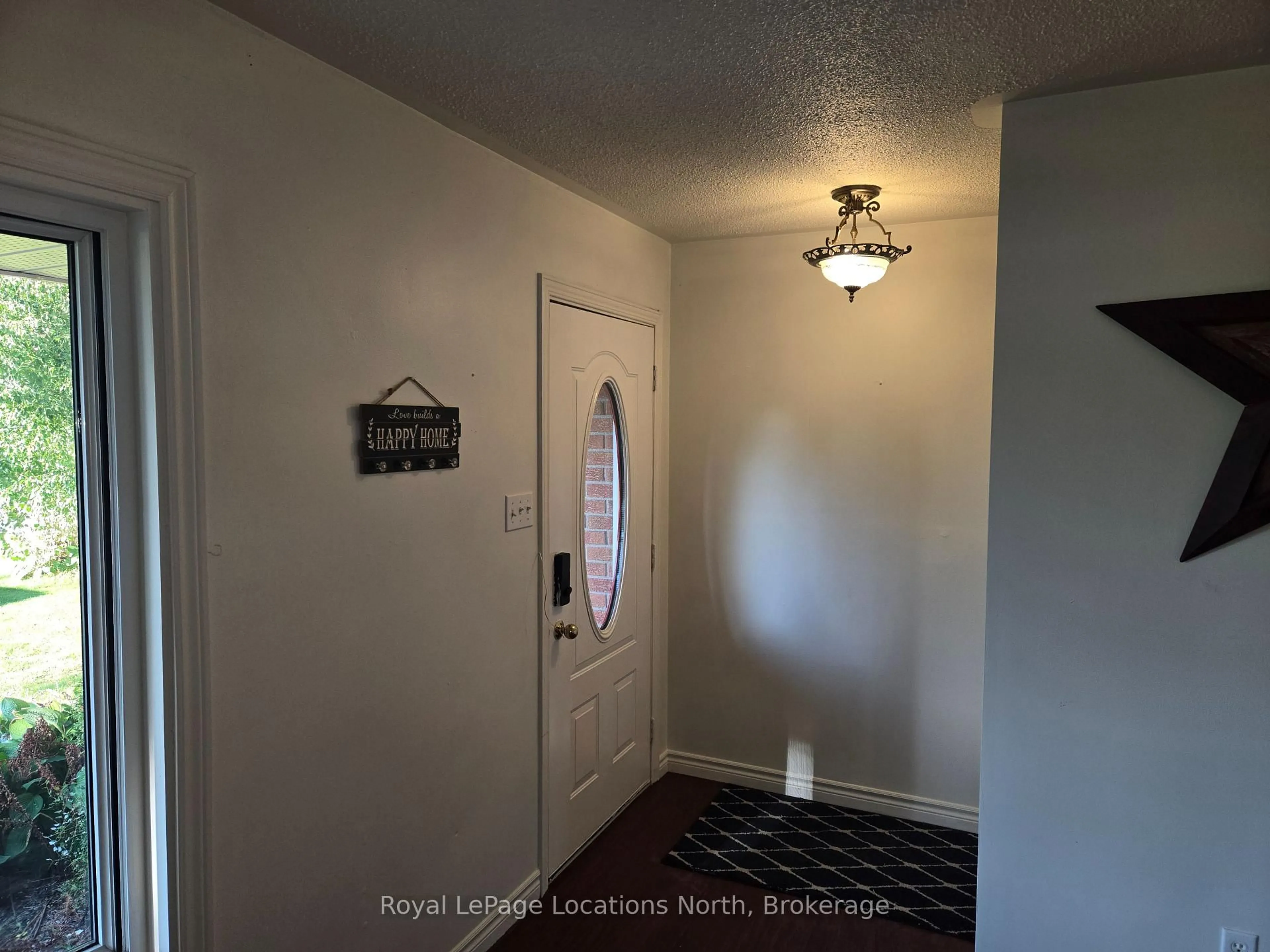 Indoor entryway for 209 Christopher St, Clearview Ontario L0M 1S0