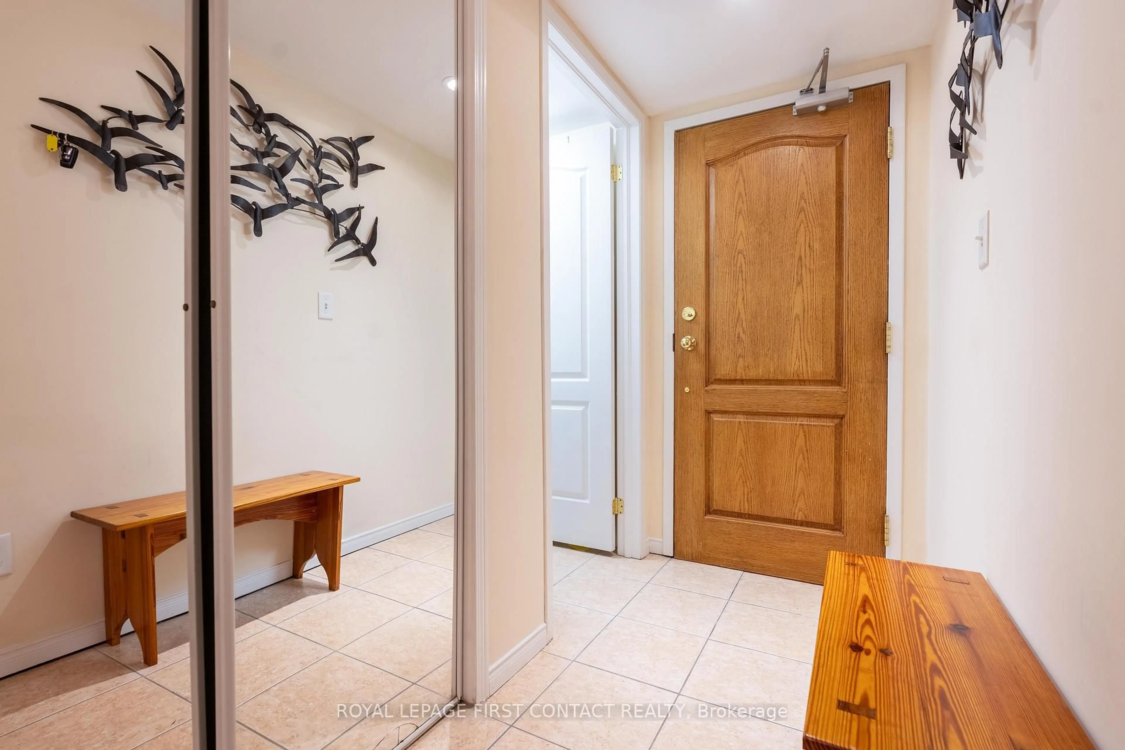 Indoor entryway for 117 Edgehill Dr #104, Barrie Ontario L4N 1L9
