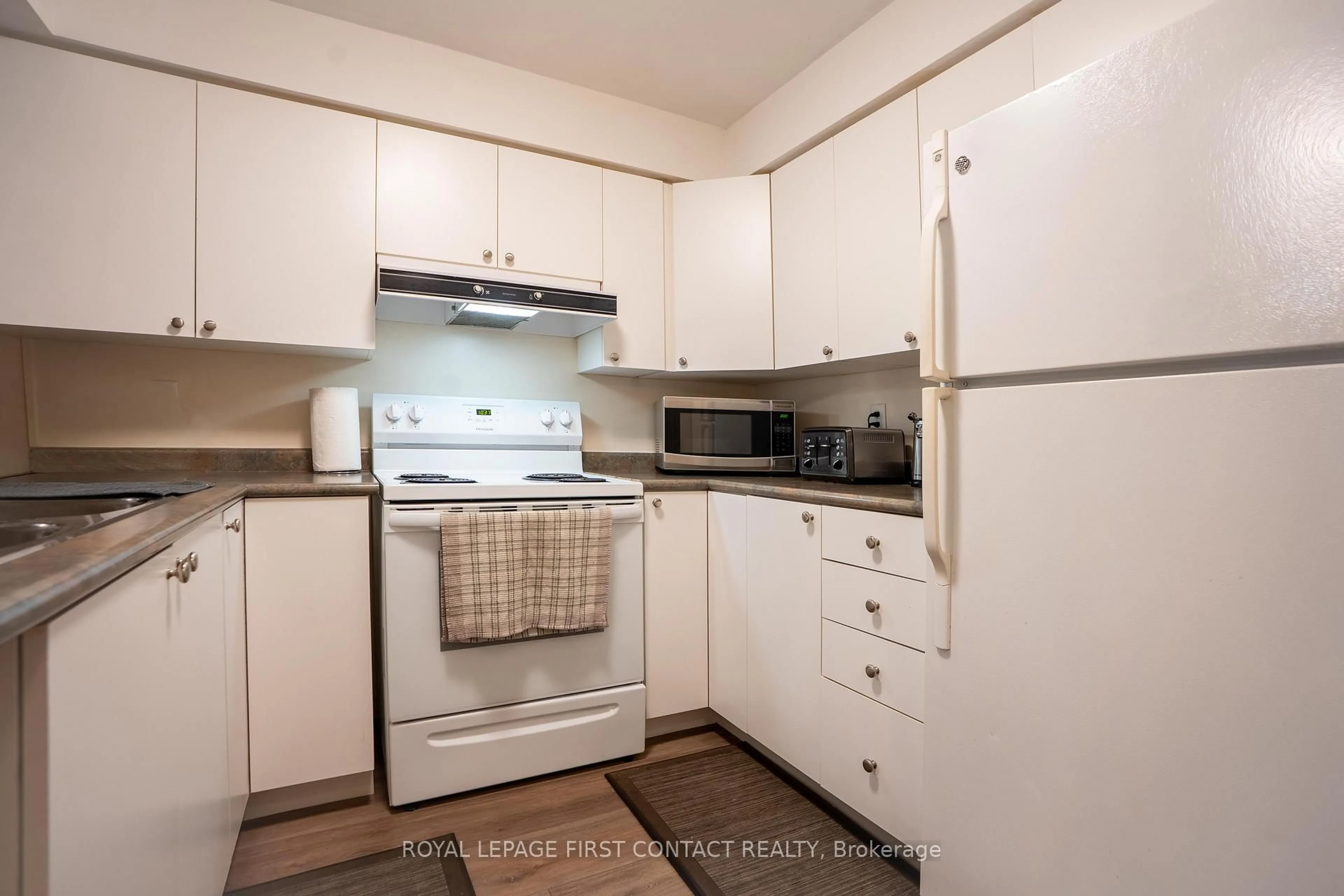 Standard kitchen, unknown for 117 Edgehill Dr #104, Barrie Ontario L4N 1L9