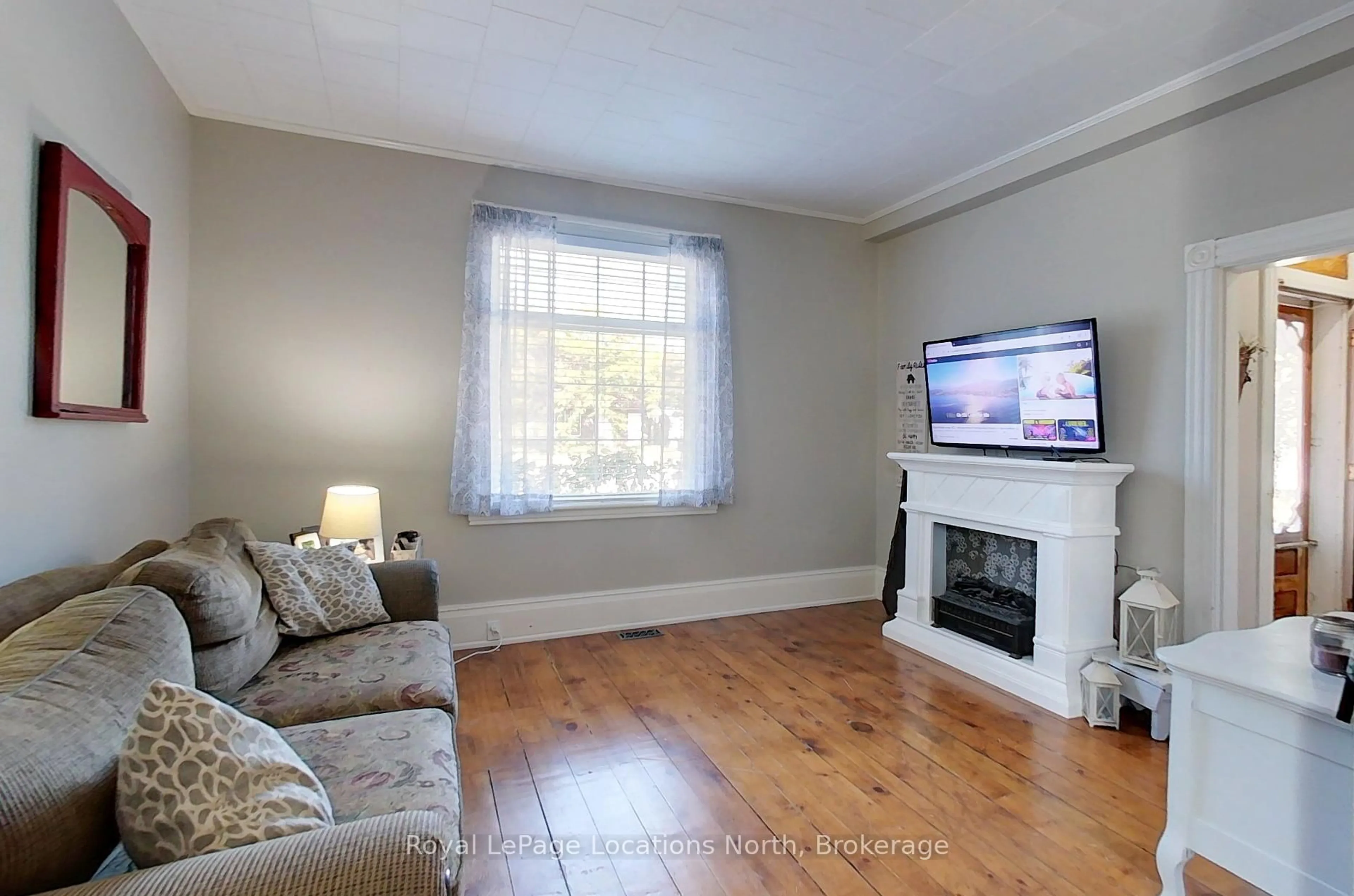 Living room with furniture, wood/laminate floor for 523 Hurontario St, Collingwood Ontario L9Y 2N2