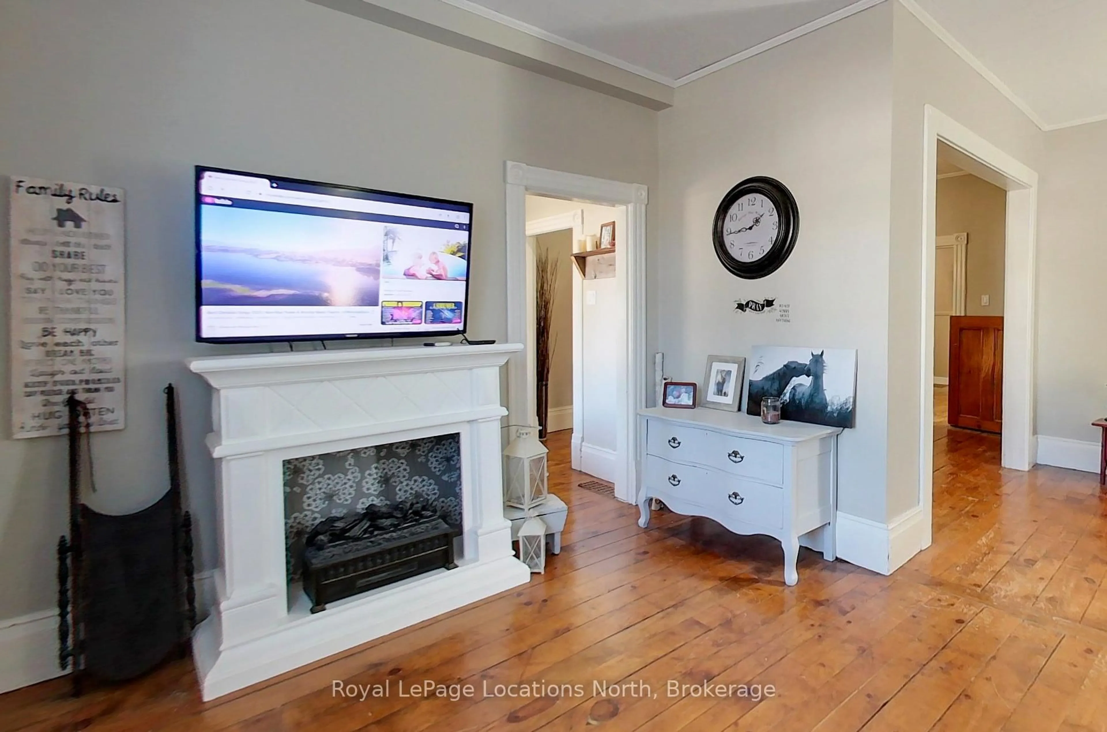 Living room with furniture, wood/laminate floor for 523 Hurontario St, Collingwood Ontario L9Y 2N2