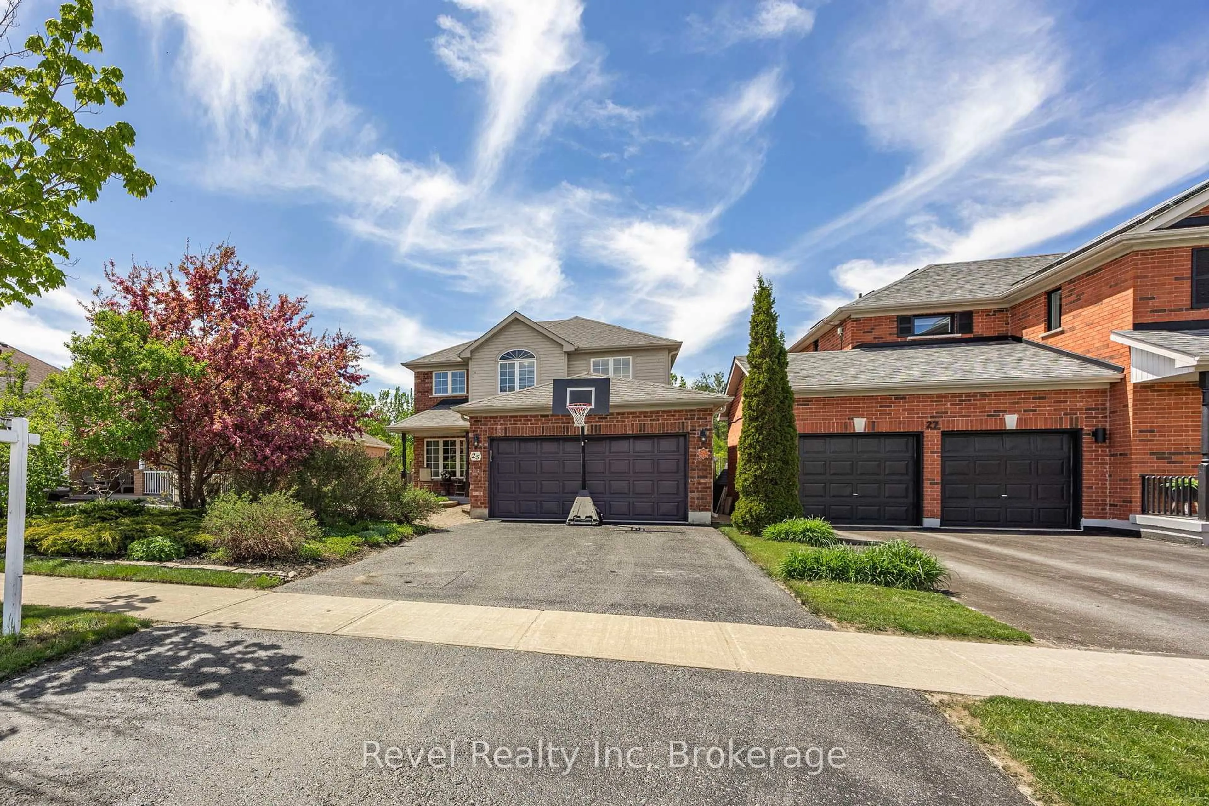 A pic from outside/outdoor area/front of a property/back of a property/a pic from drone, street for 25 Lakewoods Crt, Barrie Ontario L4N 0G4