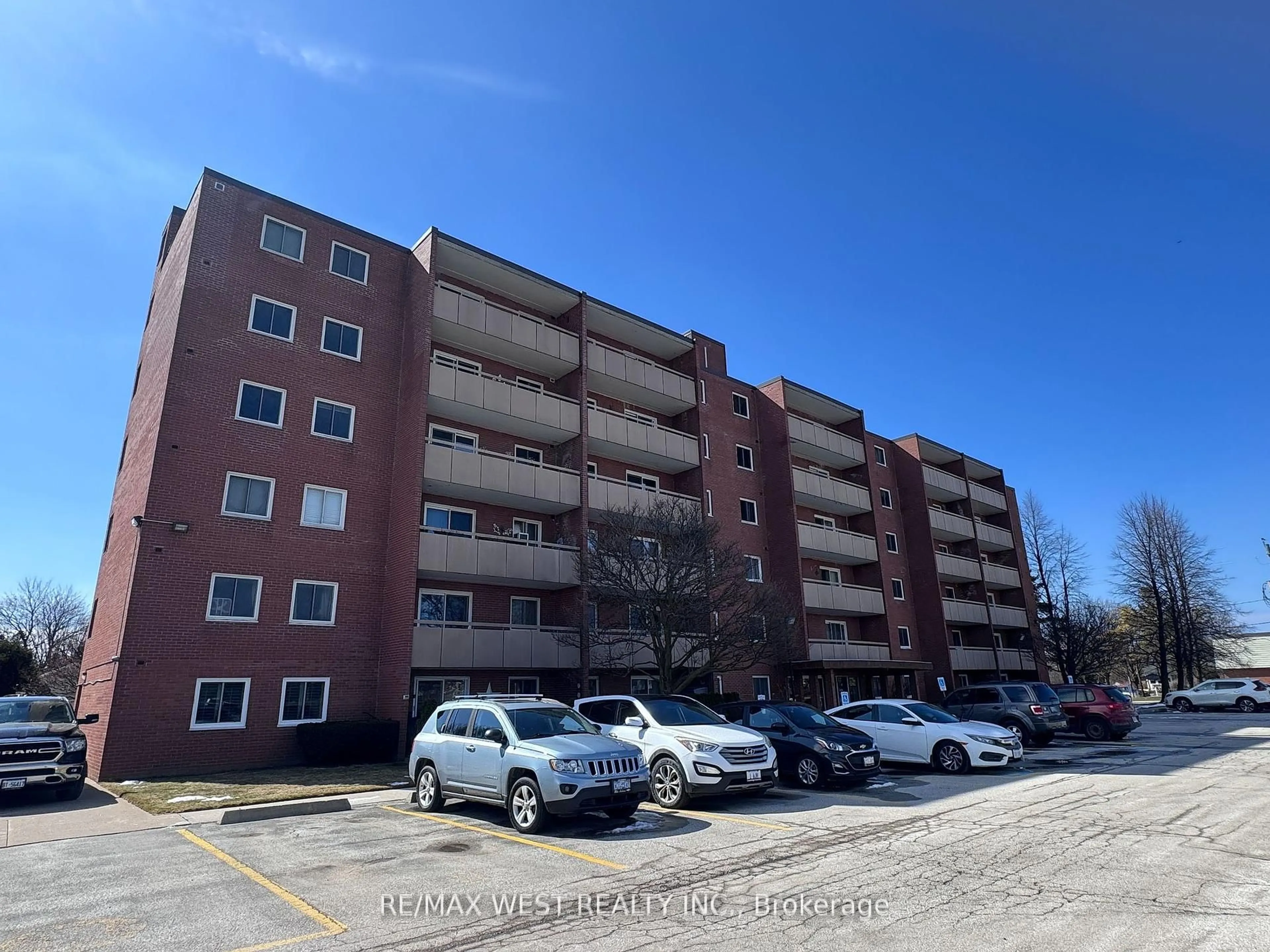 A pic from outside/outdoor area/front of a property/back of a property/a pic from drone, building for 460 Ontario St #406, Collingwood Ontario L9Y 4E5