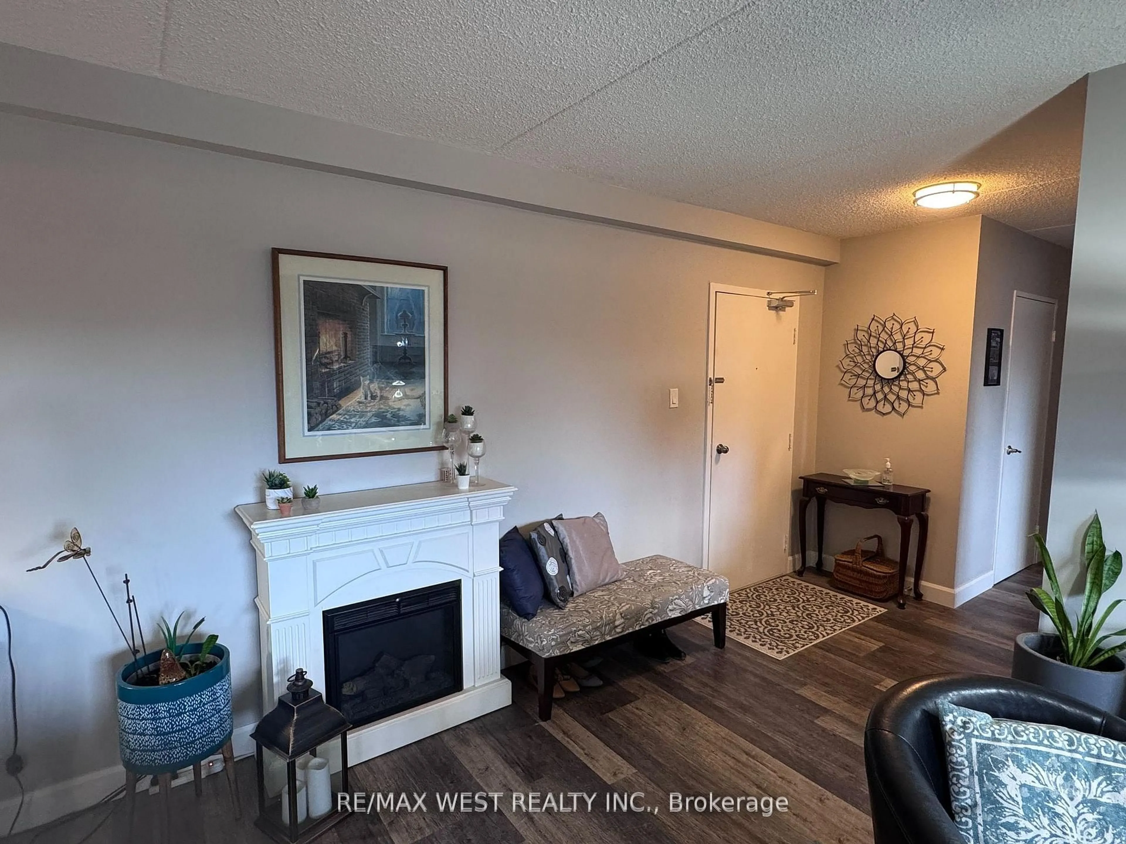 Living room with furniture, unknown for 460 Ontario St #406, Collingwood Ontario L9Y 4E5
