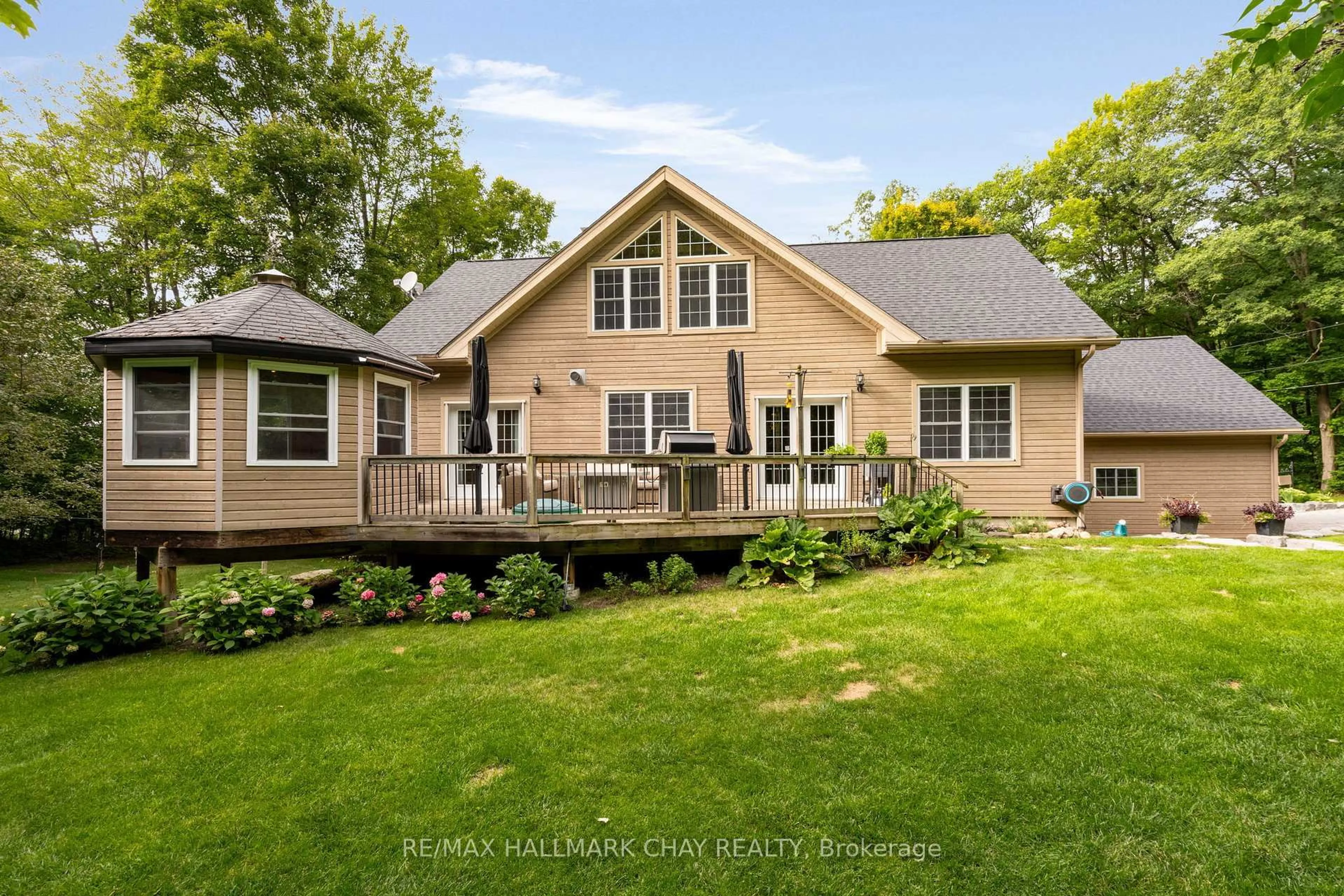 Home with vinyl exterior material, water/lake/river/ocean view for 26 Eleventh St, Midland Ontario L4R 4L9