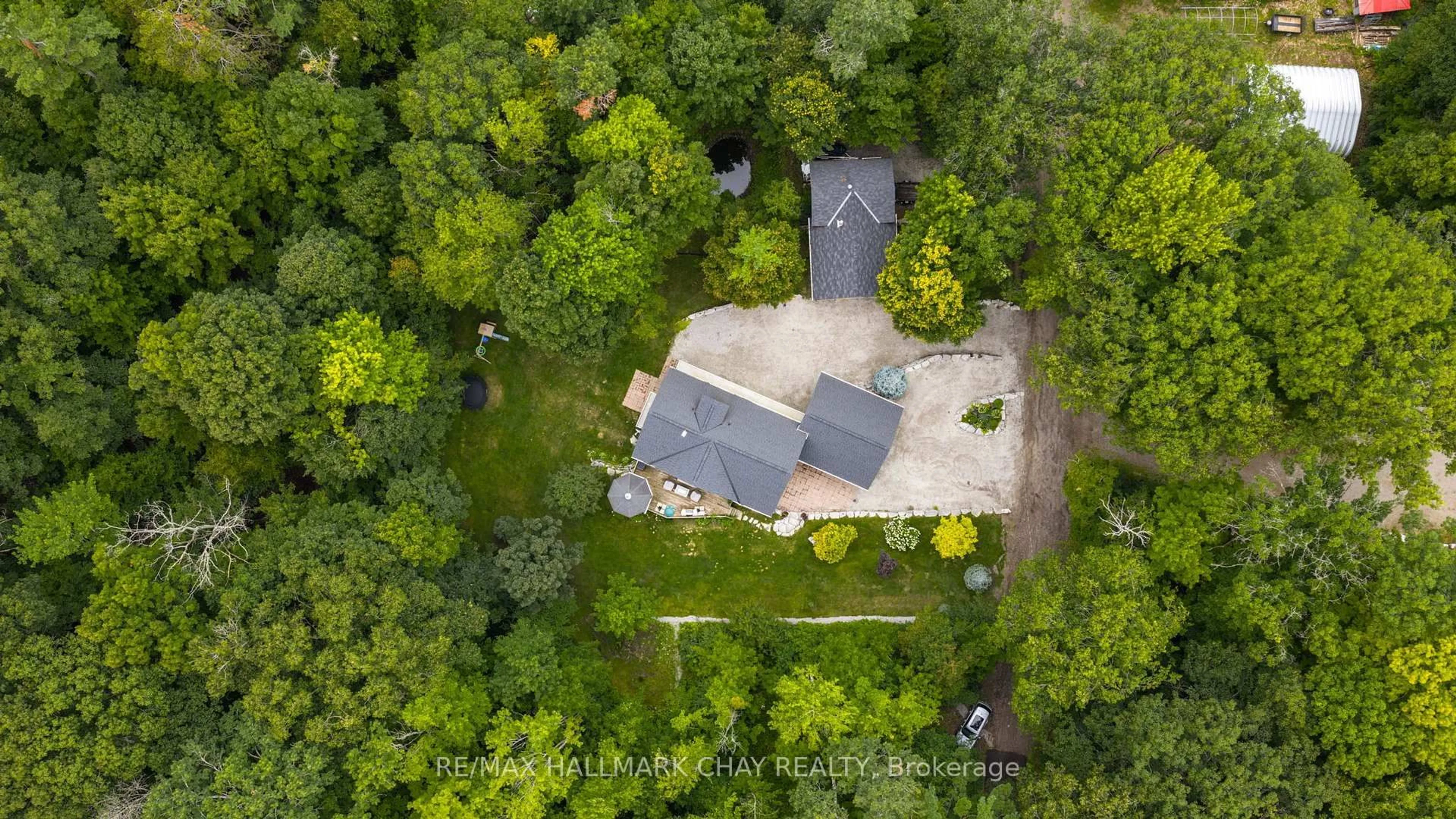 A pic from outside/outdoor area/front of a property/back of a property/a pic from drone, unknown for 26 Eleventh St, Midland Ontario L4R 4L9
