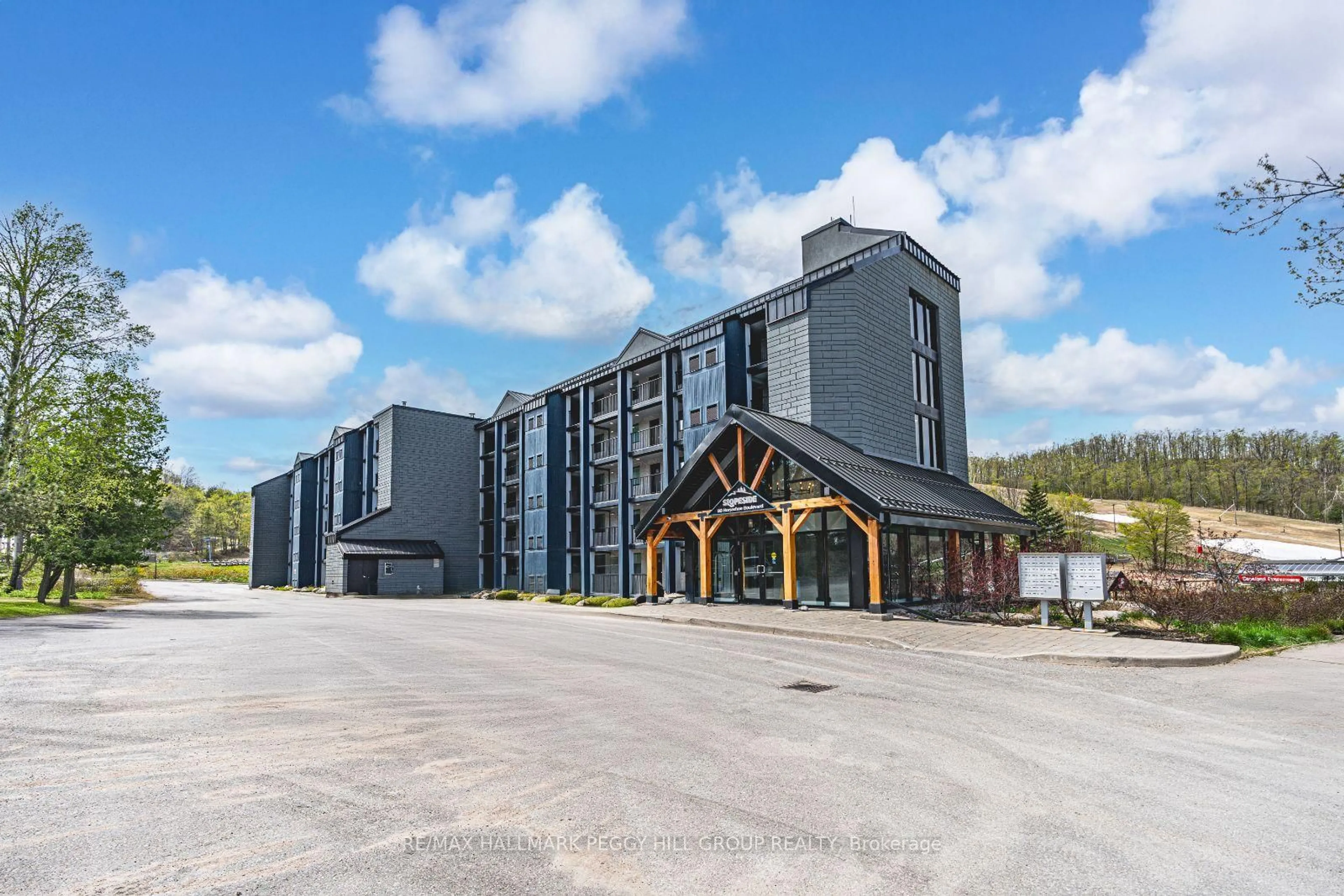 Patio, mountain view for 80 Horseshoe Blvd #503, Oro-Medonte Ontario L4M 4Y8