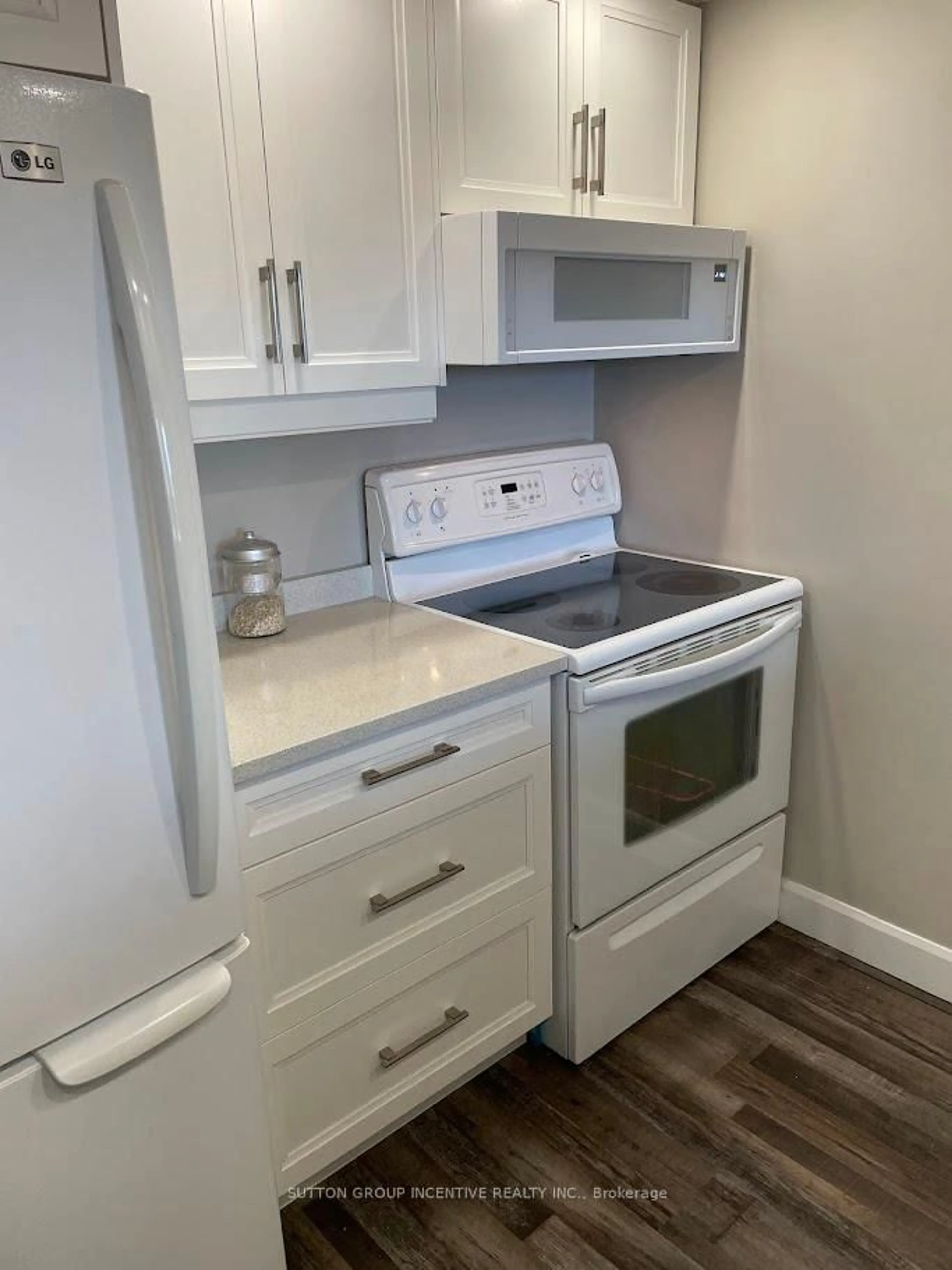 Standard kitchen, unknown for 65 Ellen St #111, Barrie Ontario L4N 3A5