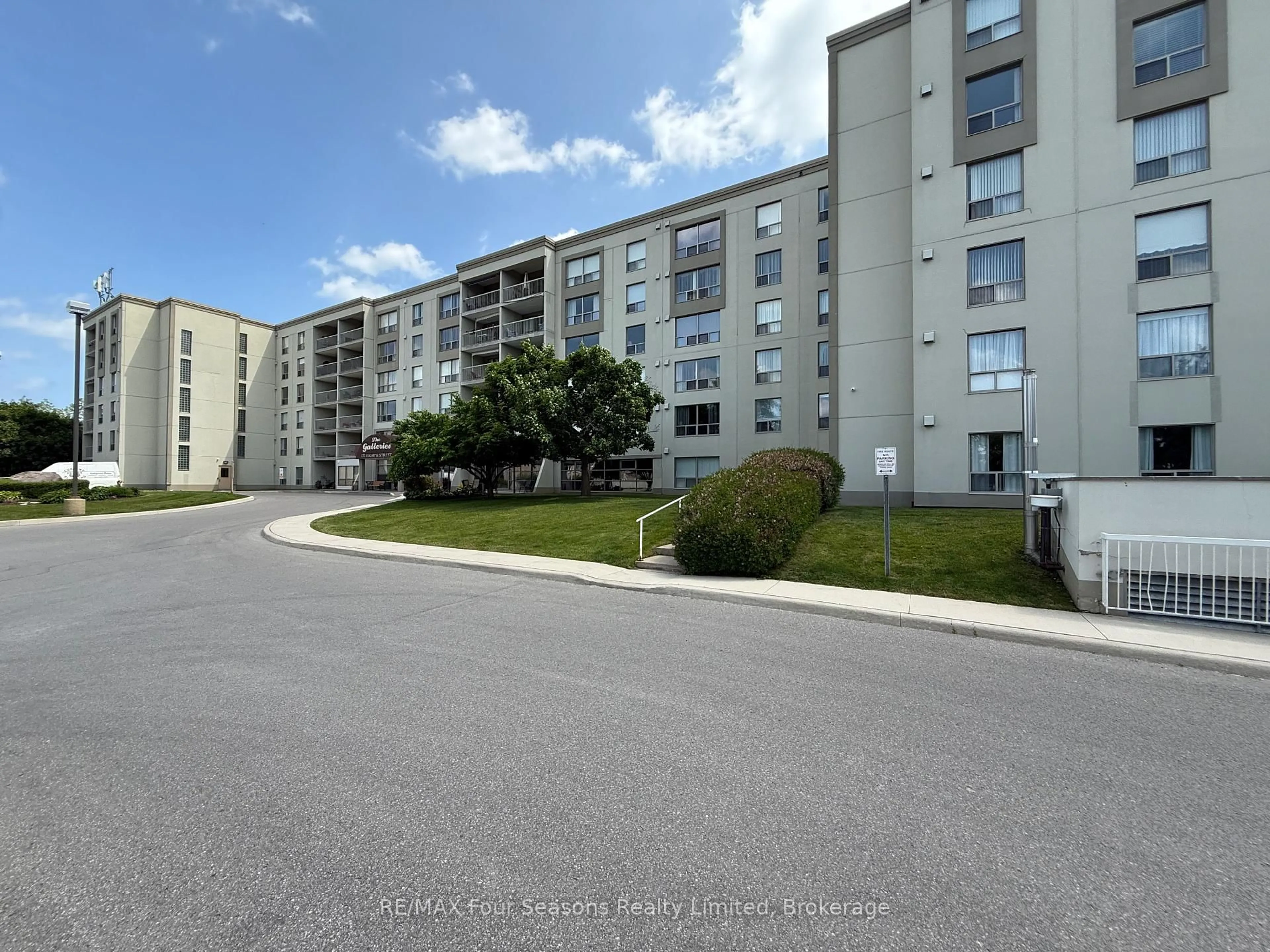 A pic from outside/outdoor area/front of a property/back of a property/a pic from drone, unknown for 172 Eighth St #316, Collingwood Ontario L9Y 4T2