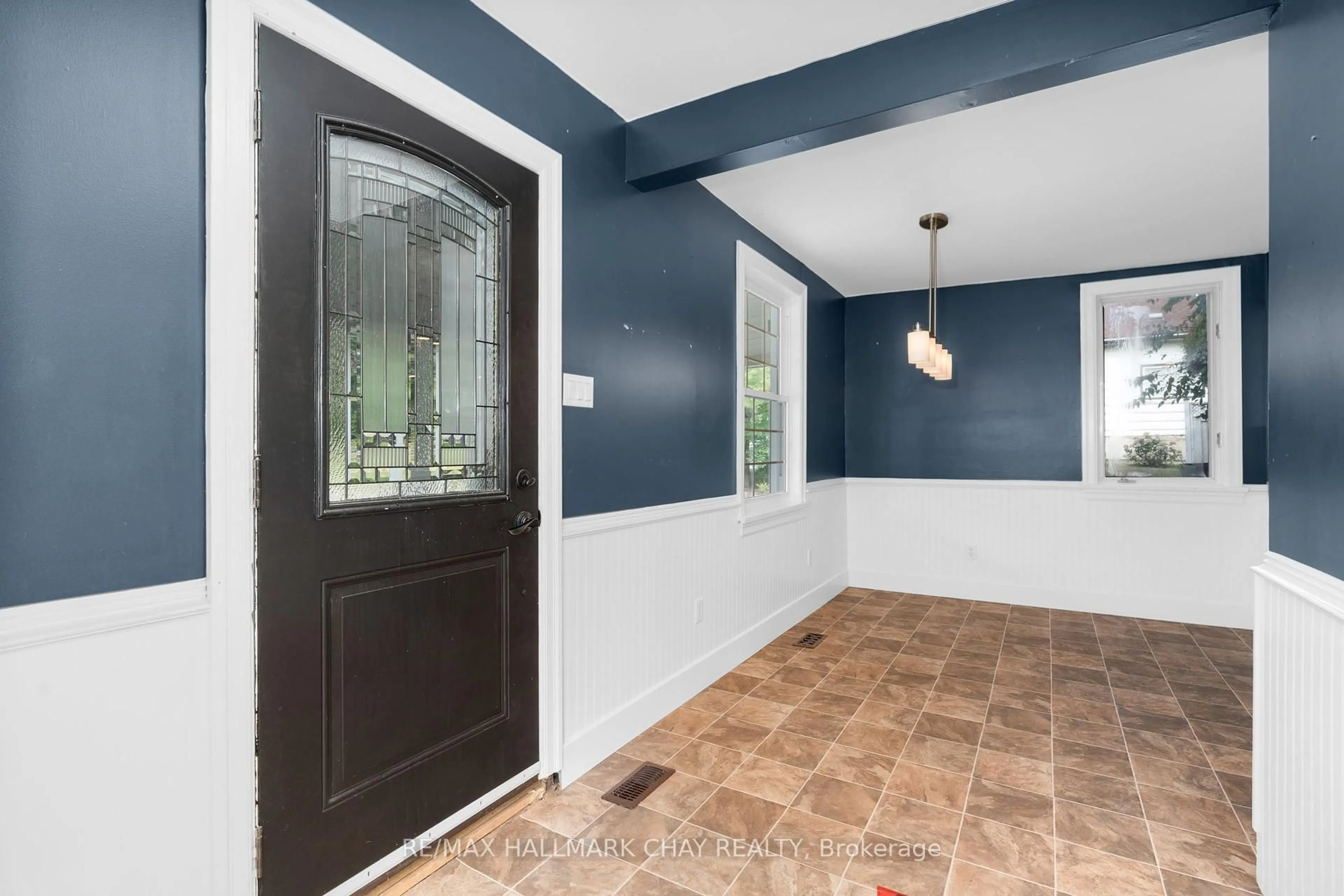 Indoor entryway for 3127 Penetanguishene Rd, Oro-Medonte Ontario L4M 4Y8