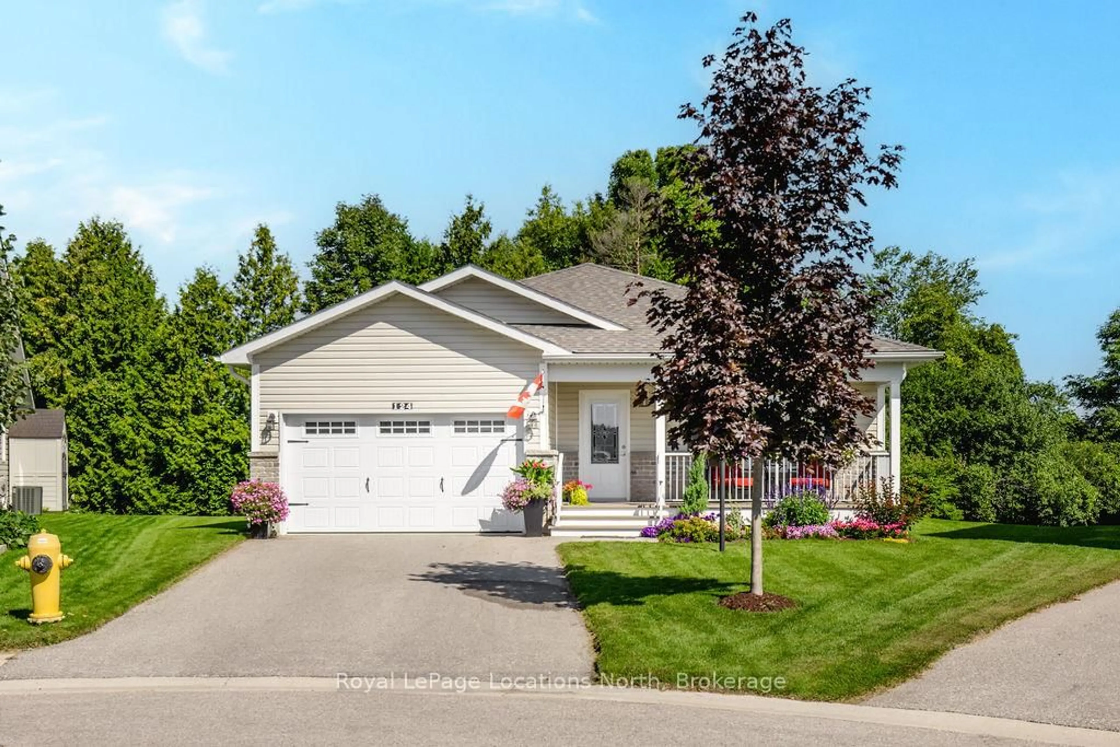 Home with vinyl exterior material, street for 124 NEW YORK Ave, Wasaga Beach Ontario L9Z 3A8