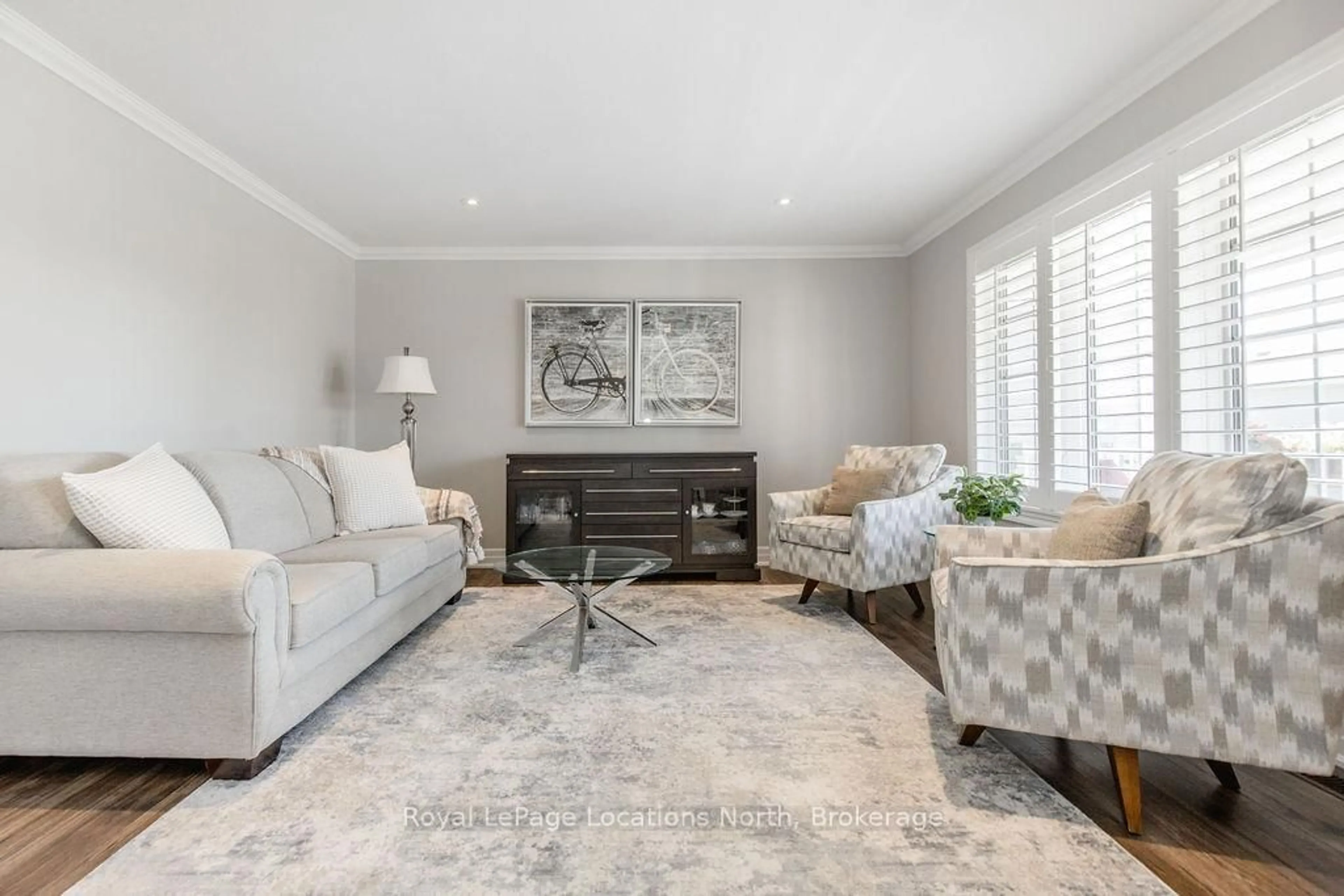 Living room with furniture, unknown for 124 NEW YORK Ave, Wasaga Beach Ontario L9Z 3A8