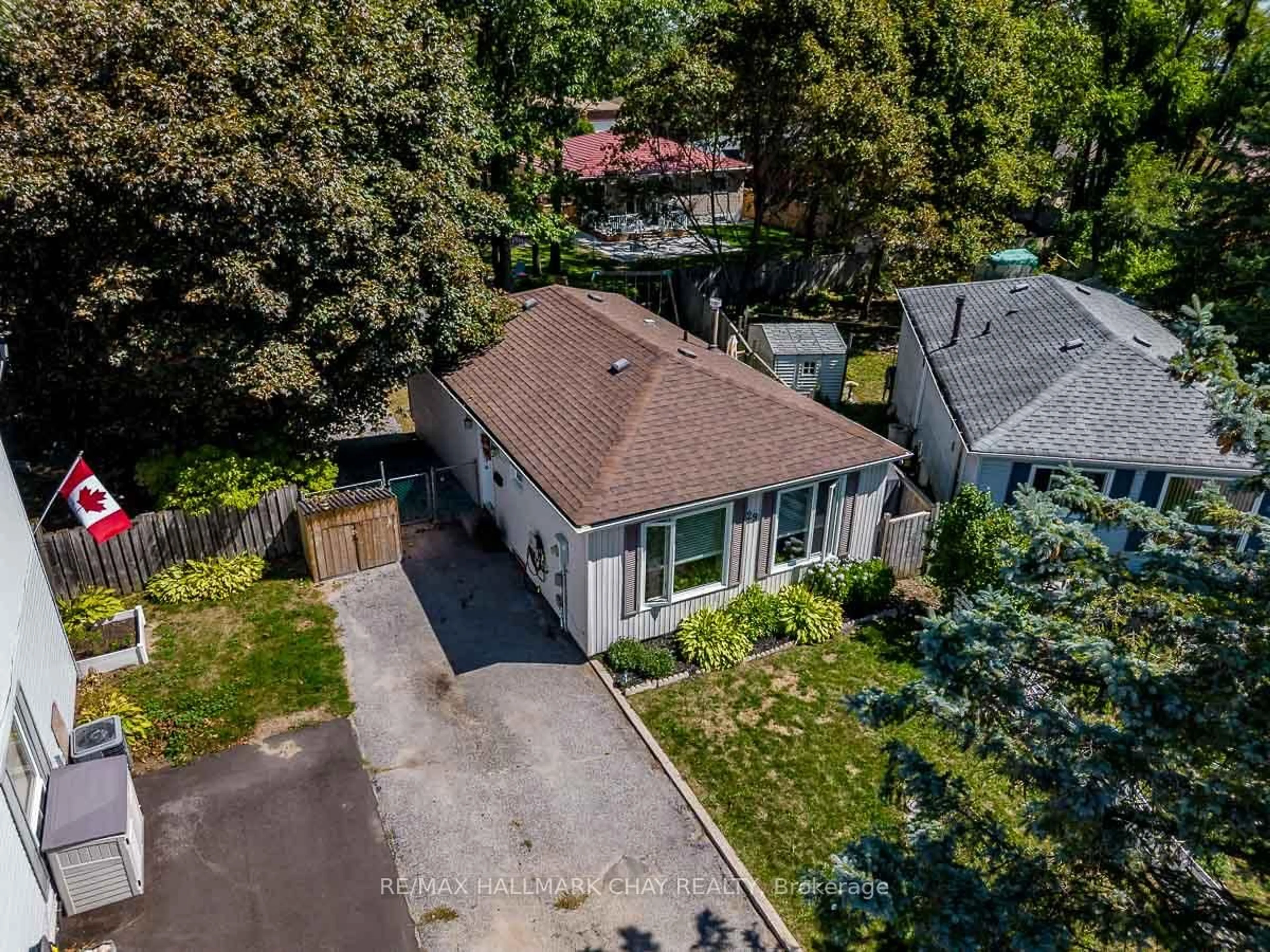 A pic from outside/outdoor area/front of a property/back of a property/a pic from drone, street for 29 Shaw Cres, Barrie Ontario L4N 4Z3