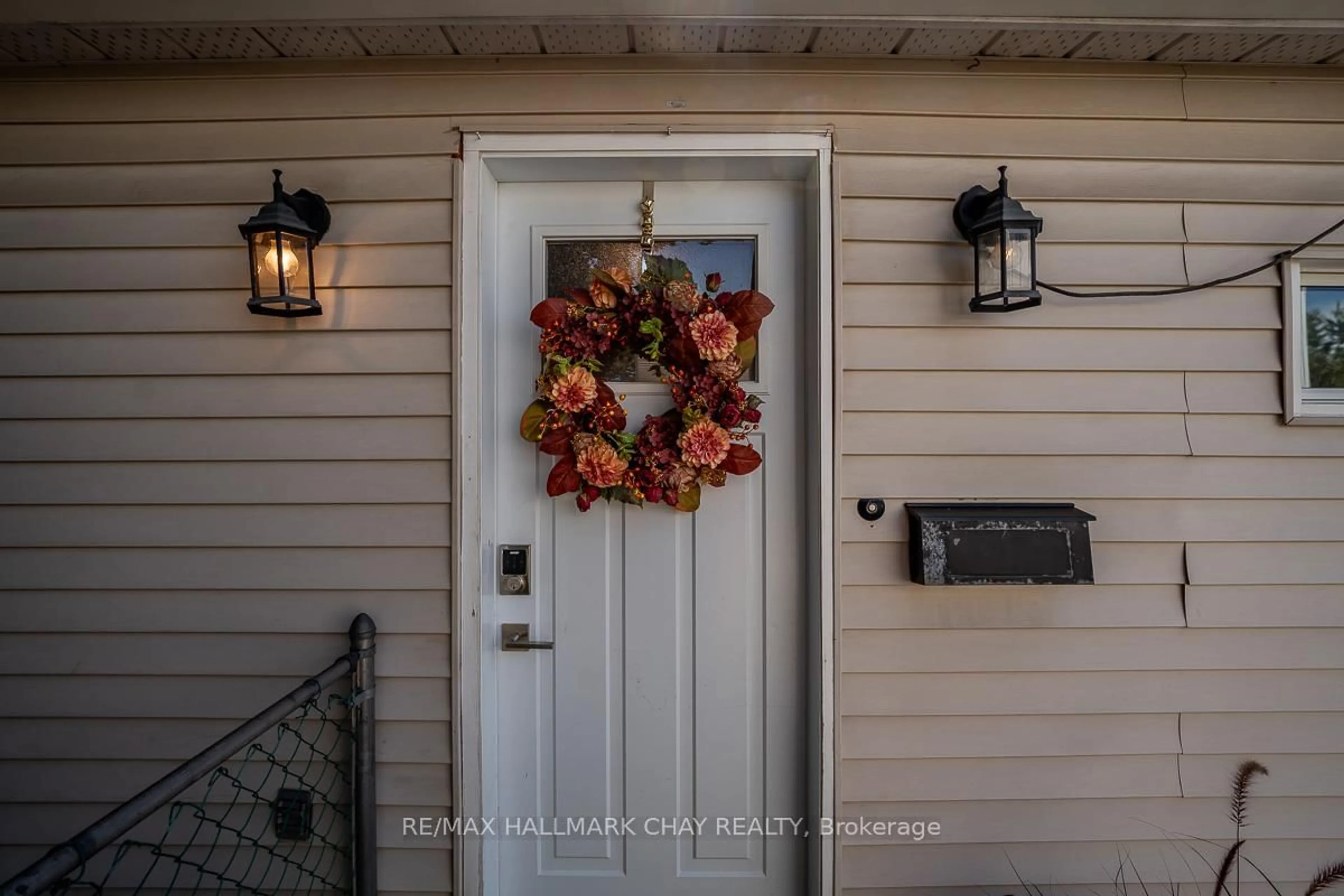 Indoor entryway for 29 Shaw Cres, Barrie Ontario L4N 4Z3