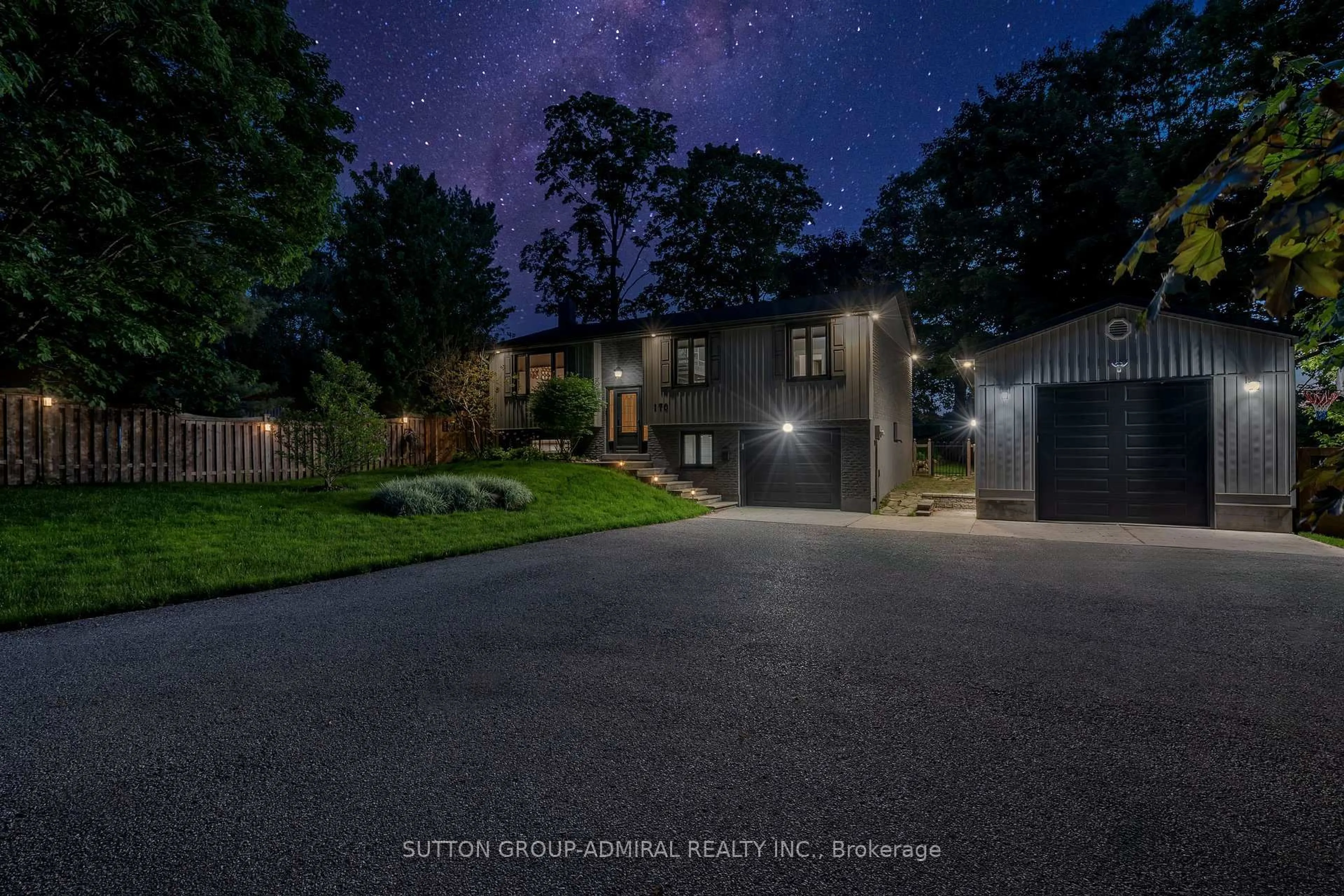 A pic from outside/outdoor area/front of a property/back of a property/a pic from drone, street for 170 Patterson Rd, Barrie Ontario L4N 3W4