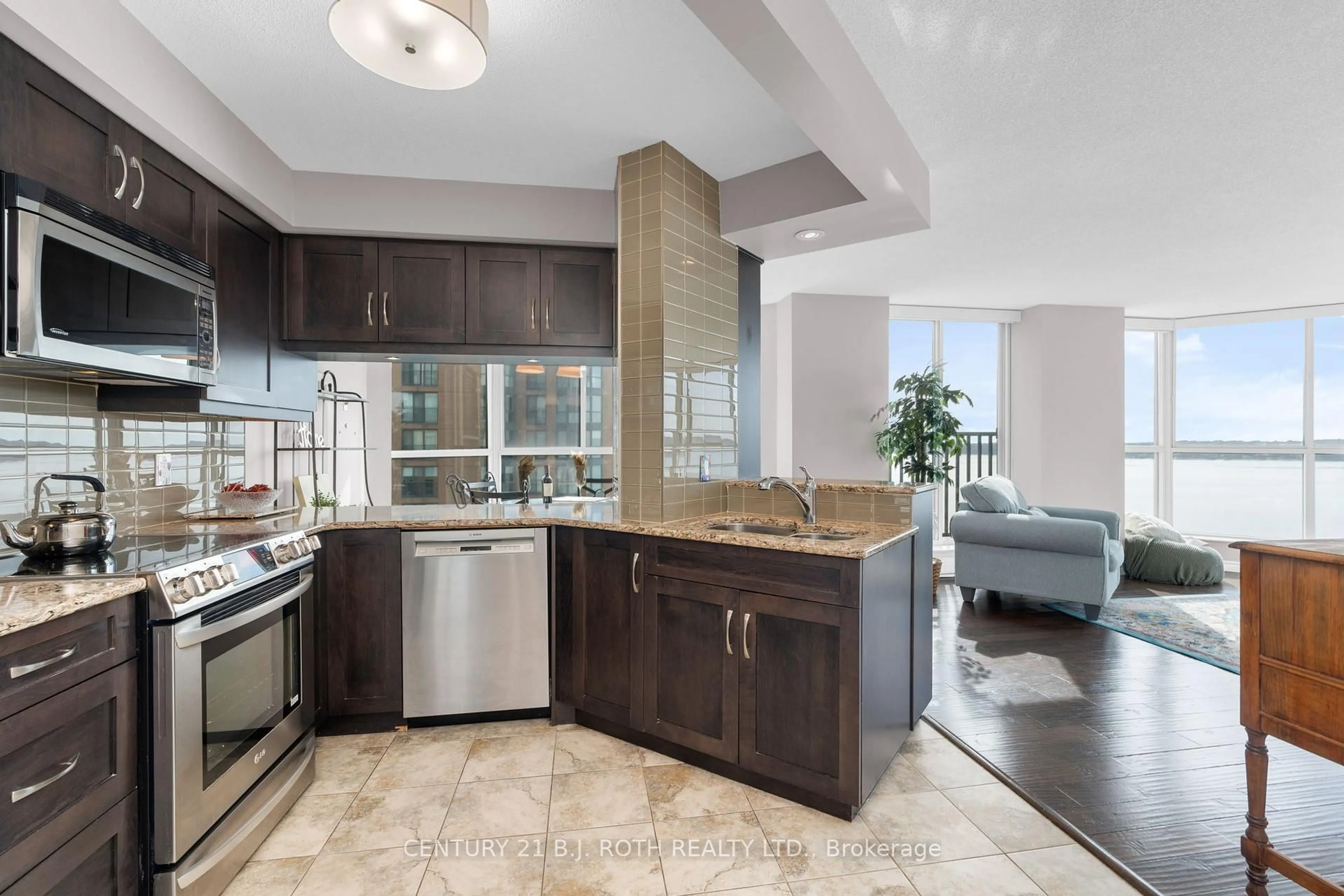 Open concept kitchen, ceramic/tile floor for 140 Dunlop St #907, Barrie Ontario L4M 1B1