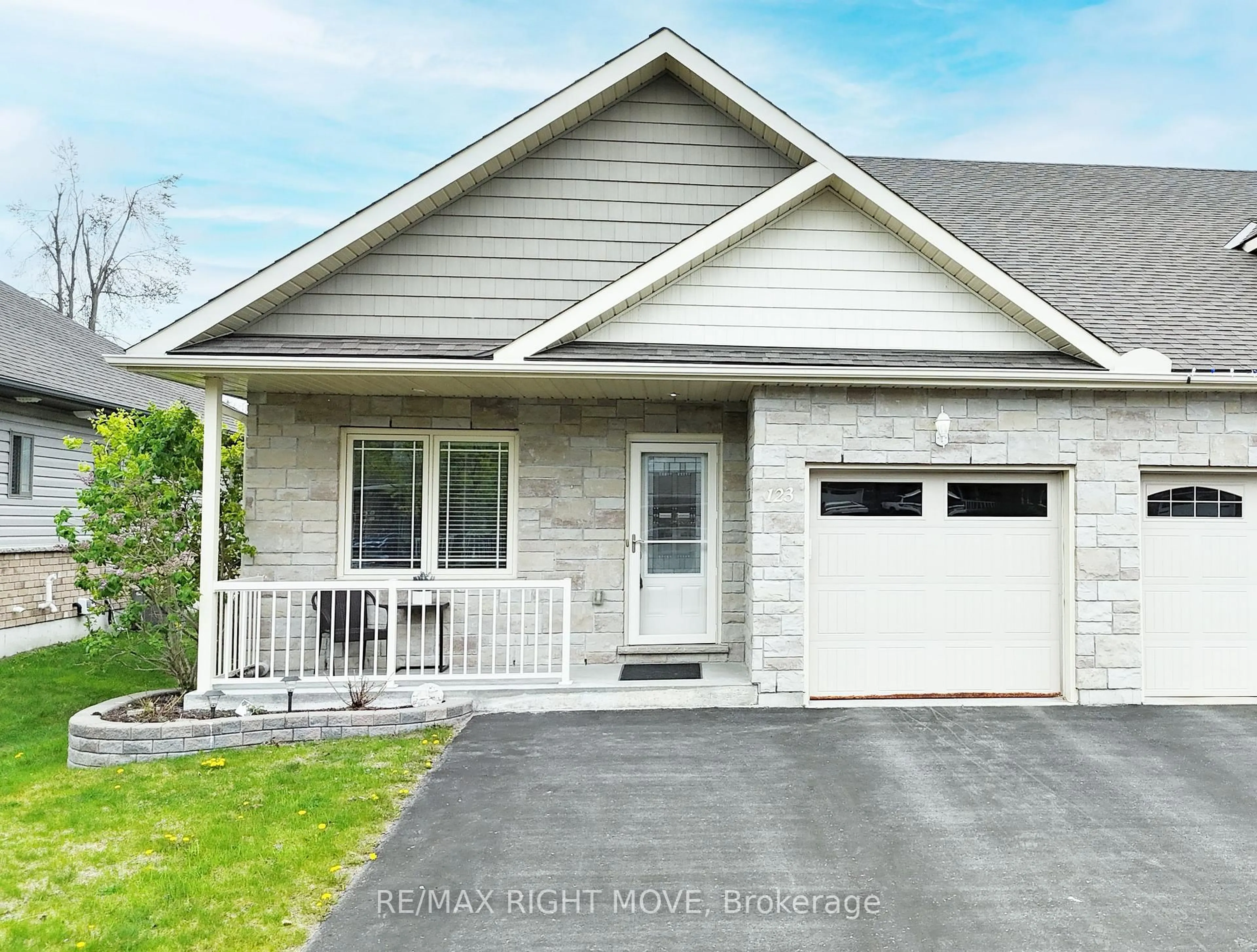 Home with vinyl exterior material, street for 123 Lucy Lane, Orillia Ontario L3V 0G3