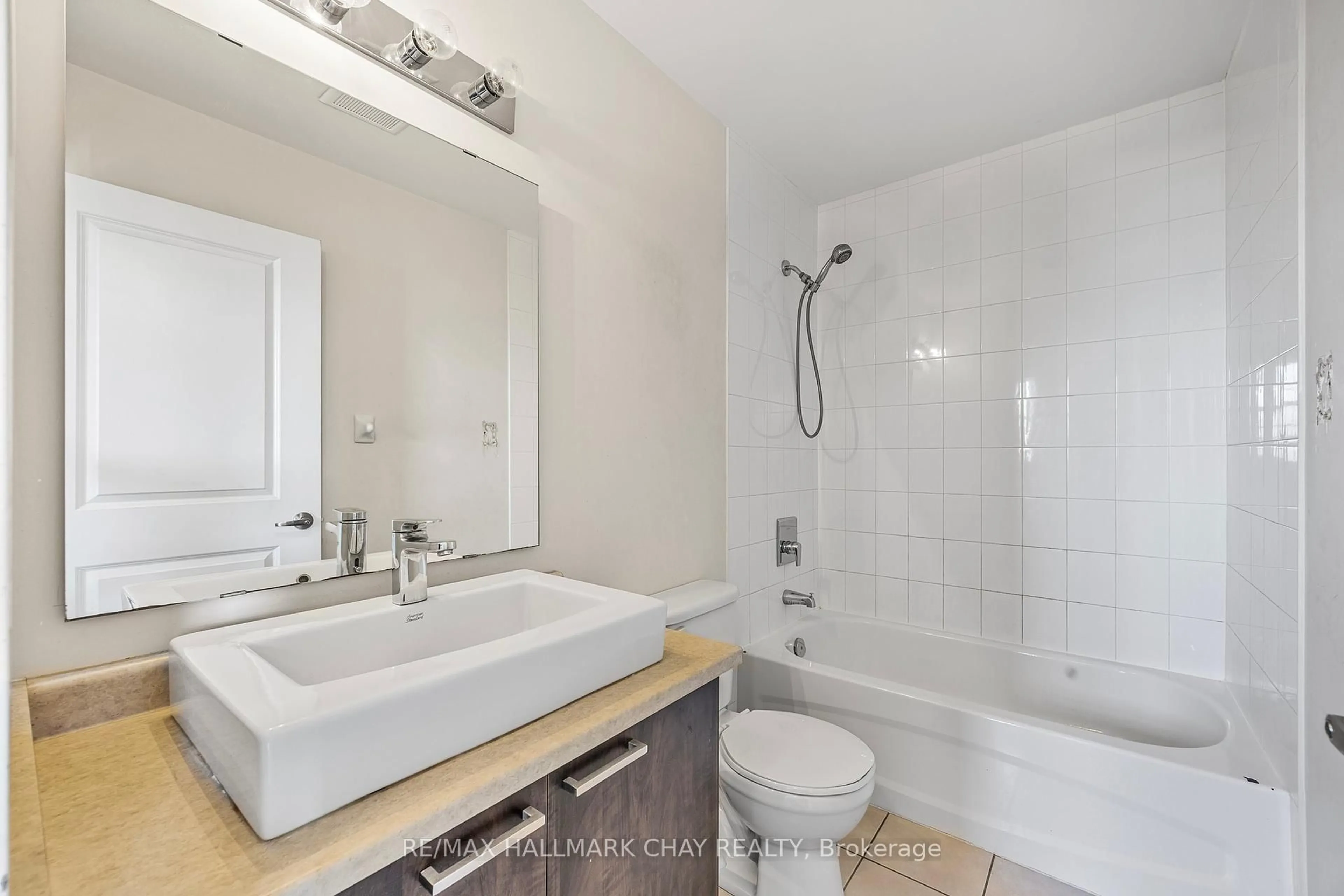 Standard bathroom, ceramic/tile floor for 91 COUGHLIN Rd #24, Barrie Ontario L4N 0L6
