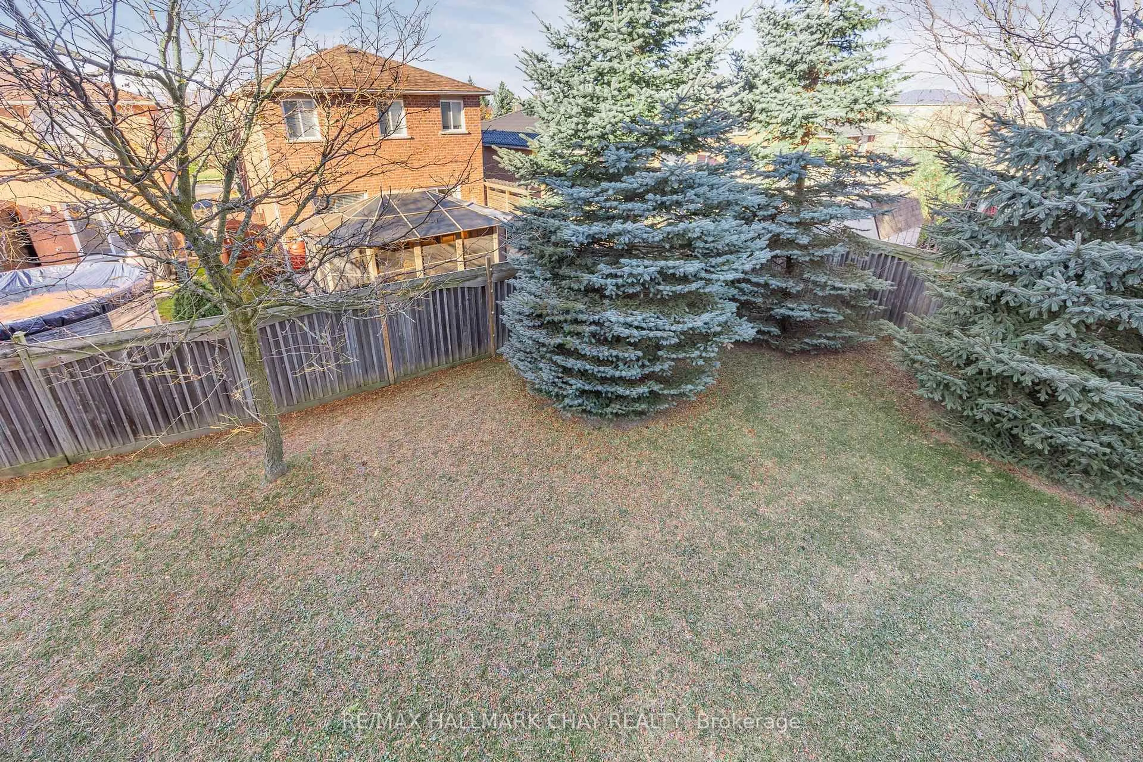 A pic from outside/outdoor area/front of a property/back of a property/a pic from drone, unknown for 91 COUGHLIN Rd #24, Barrie Ontario L4N 0L6