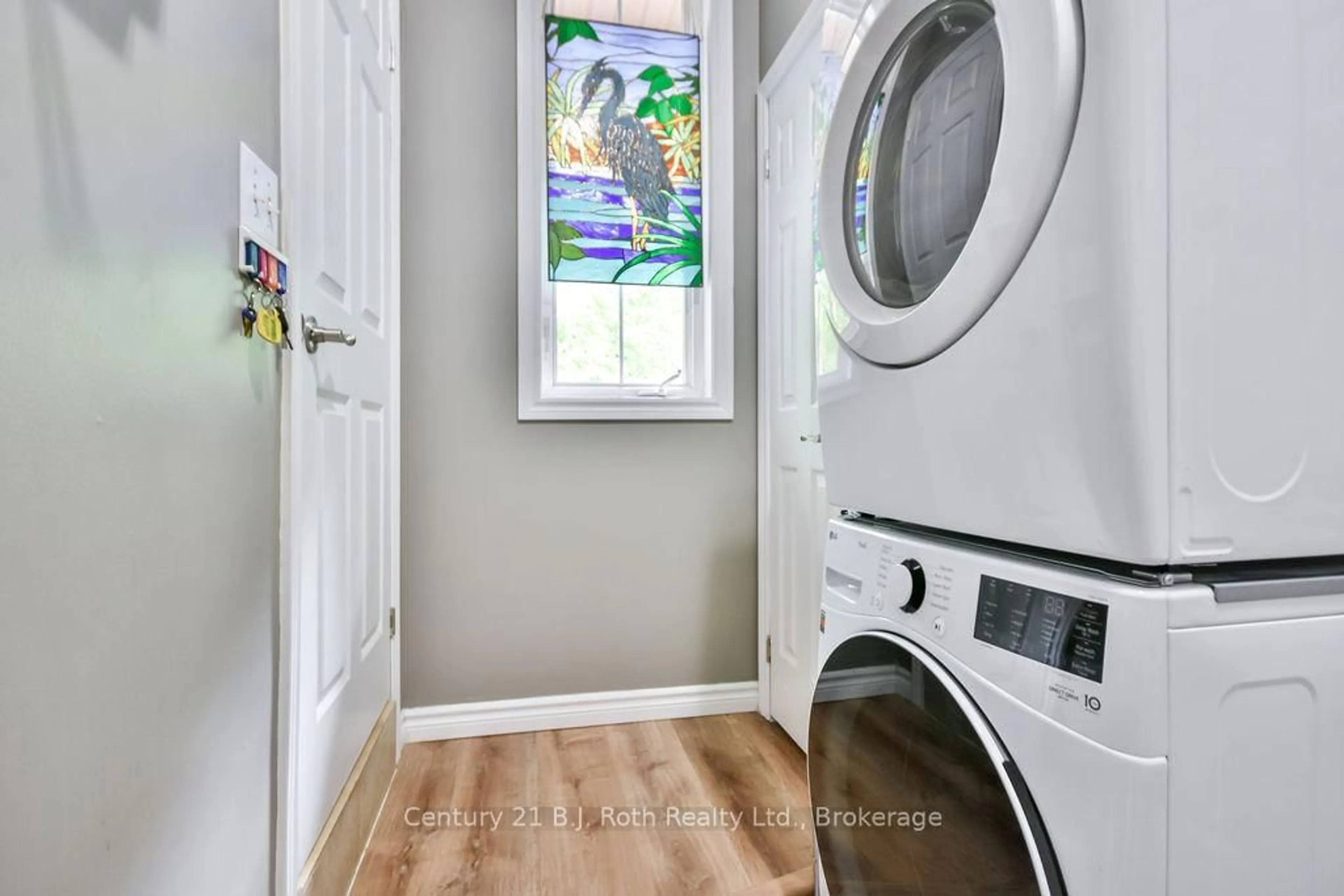 Laundry room for 1 Blackcomb Dr, Oro-Medonte Ontario L0K 1E0