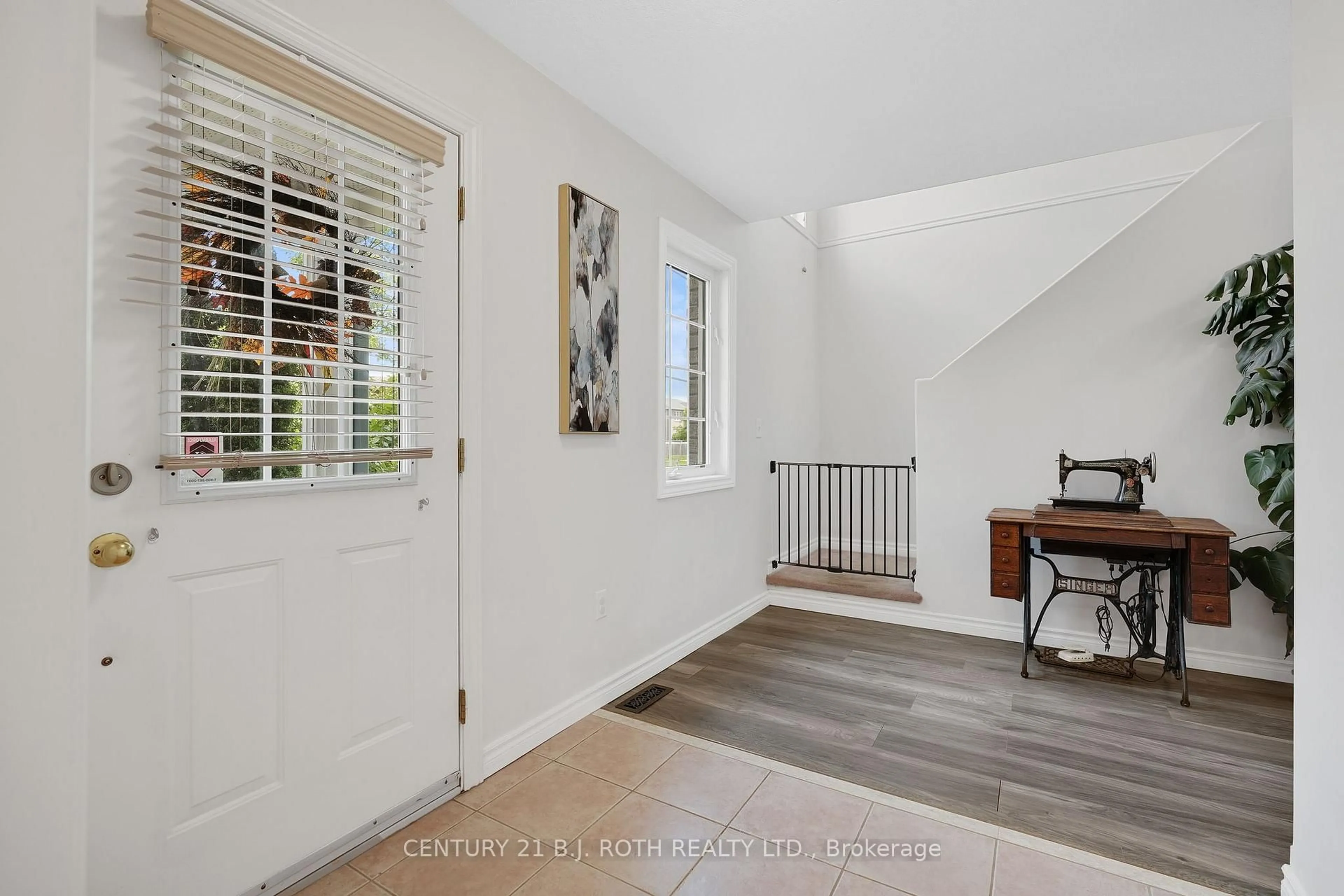 Indoor entryway for 16 Marsellus Dr #D, Barrie Ontario L4N 0Y4