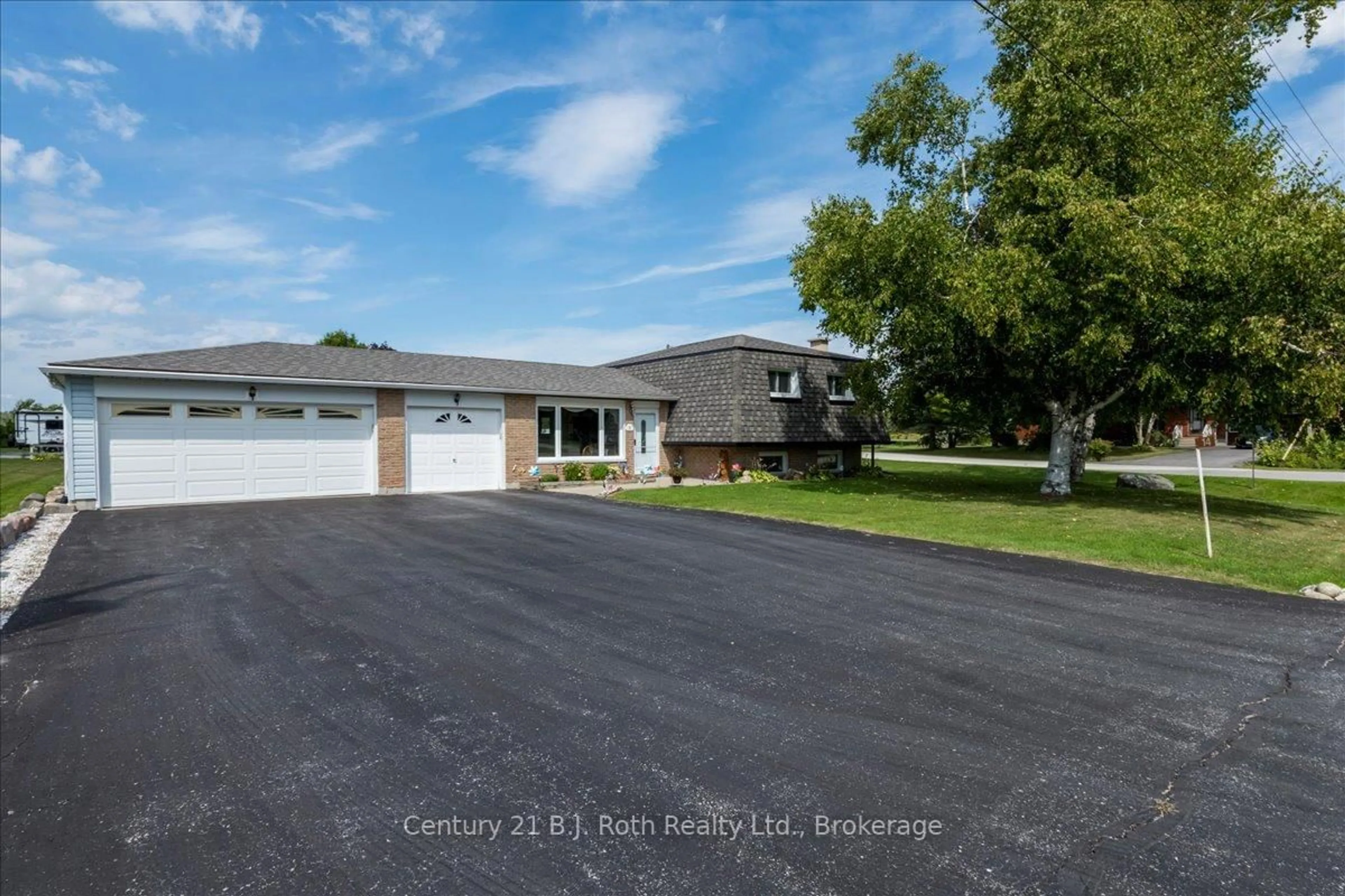 A pic from outside/outdoor area/front of a property/back of a property/a pic from drone, street for 14 Meadows Lane, Tiny Ontario L0L 2J0
