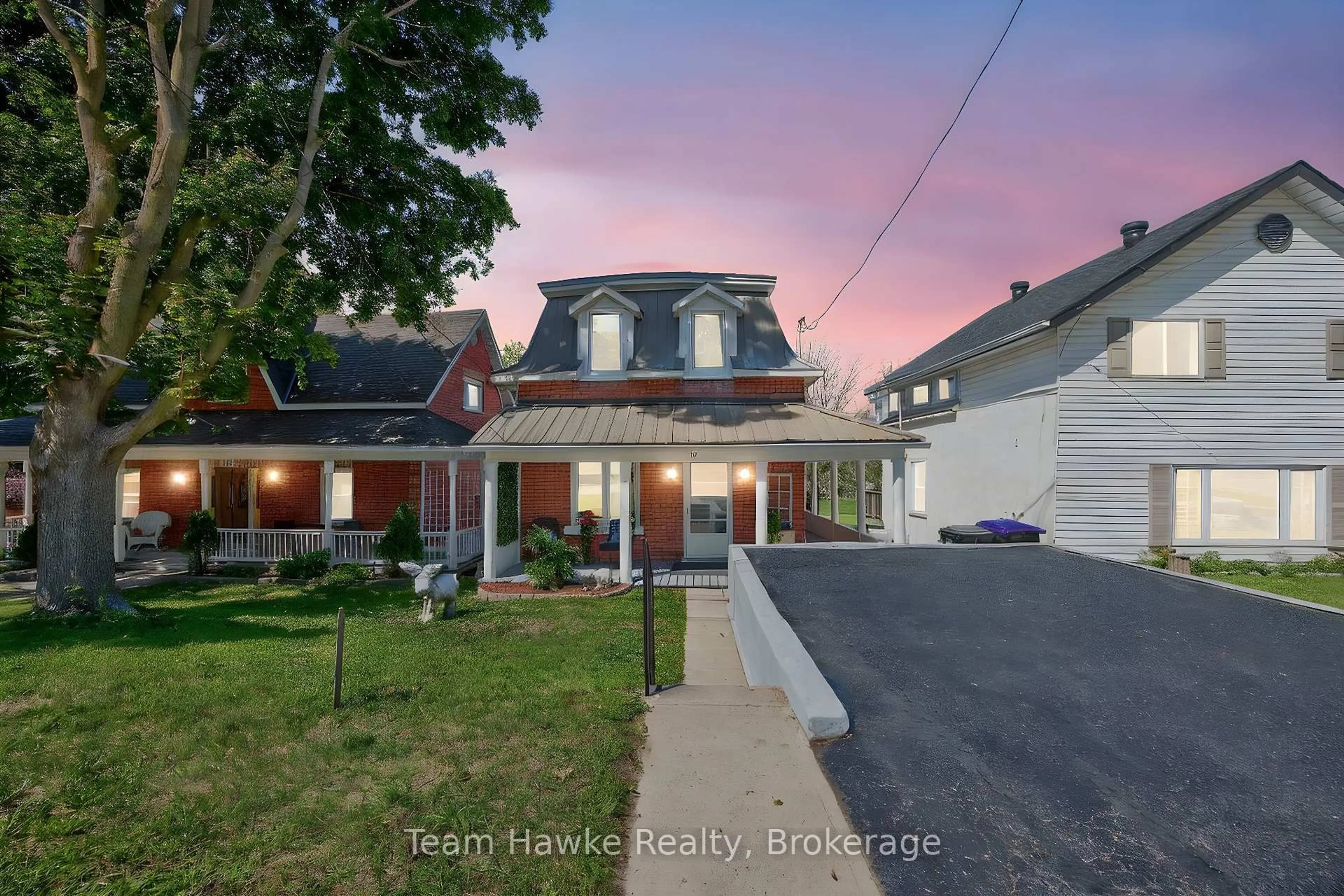 A pic from outside/outdoor area/front of a property/back of a property/a pic from drone, street for 19 Water St, Penetanguishene Ontario L9M 1M8