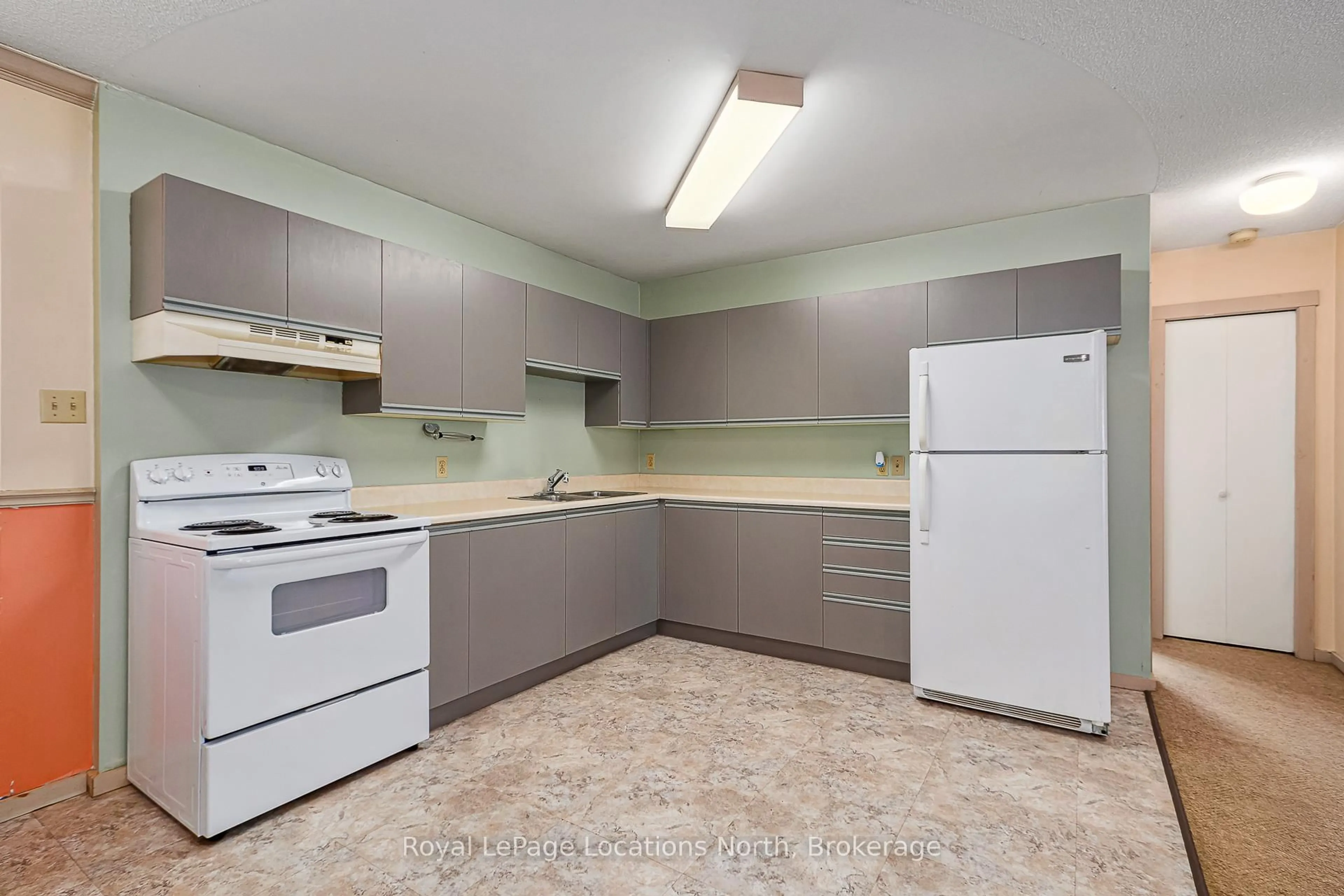 Standard kitchen, unknown for 891 River Rd #1, Wasaga Beach Ontario L9Z 2K8