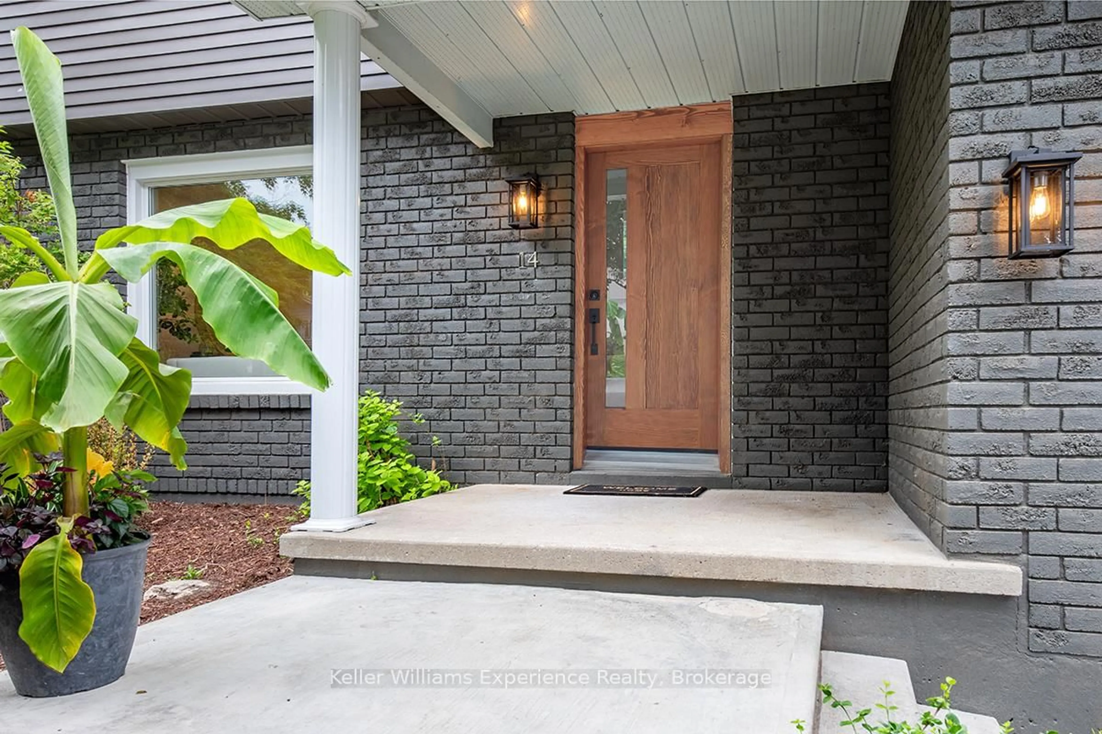 Indoor entryway for 14 Mariposa Dr, Orillia Ontario L3V 7G7