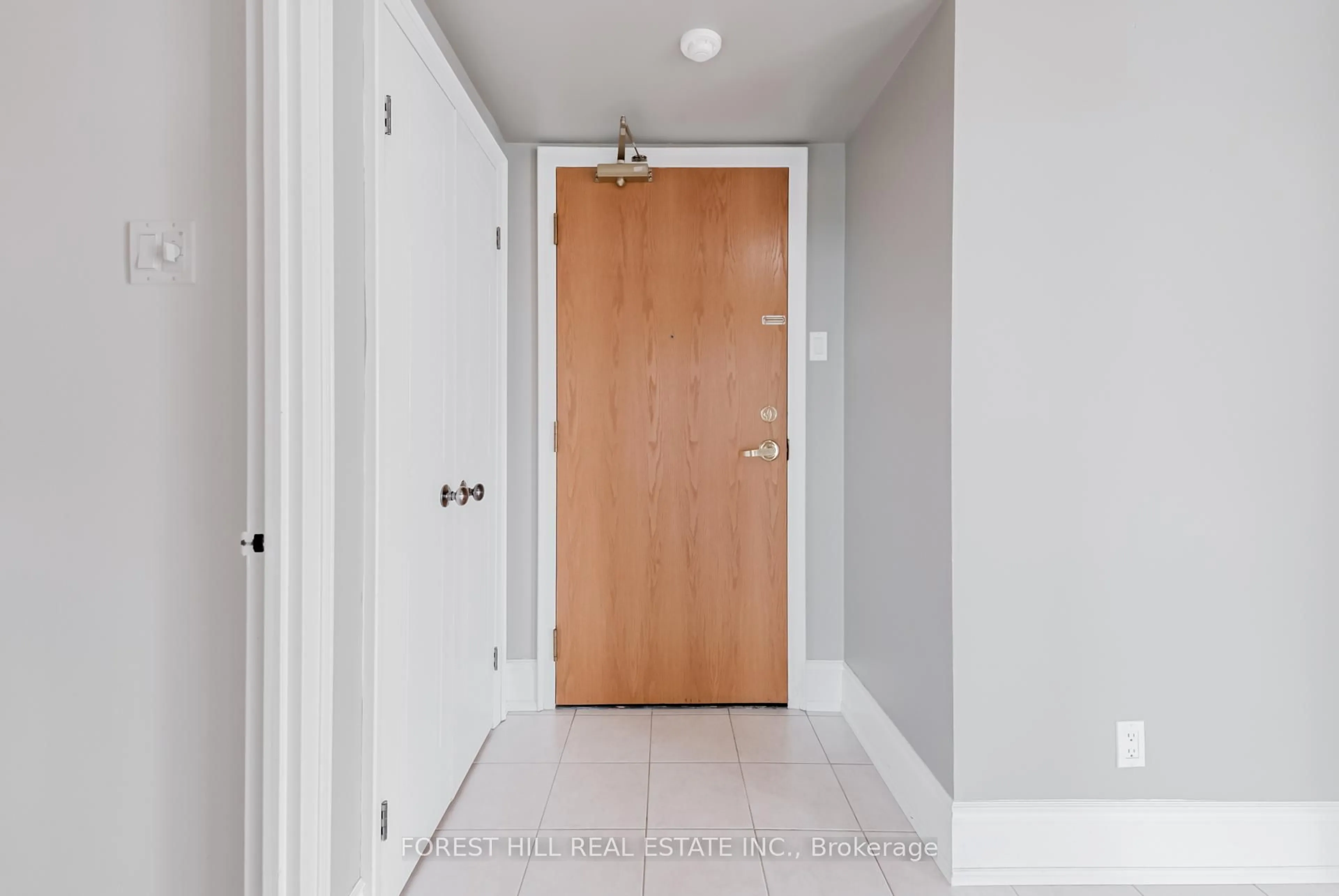 Indoor entryway for 75 Ellen St #410, Barrie Ontario L4N 7R6
