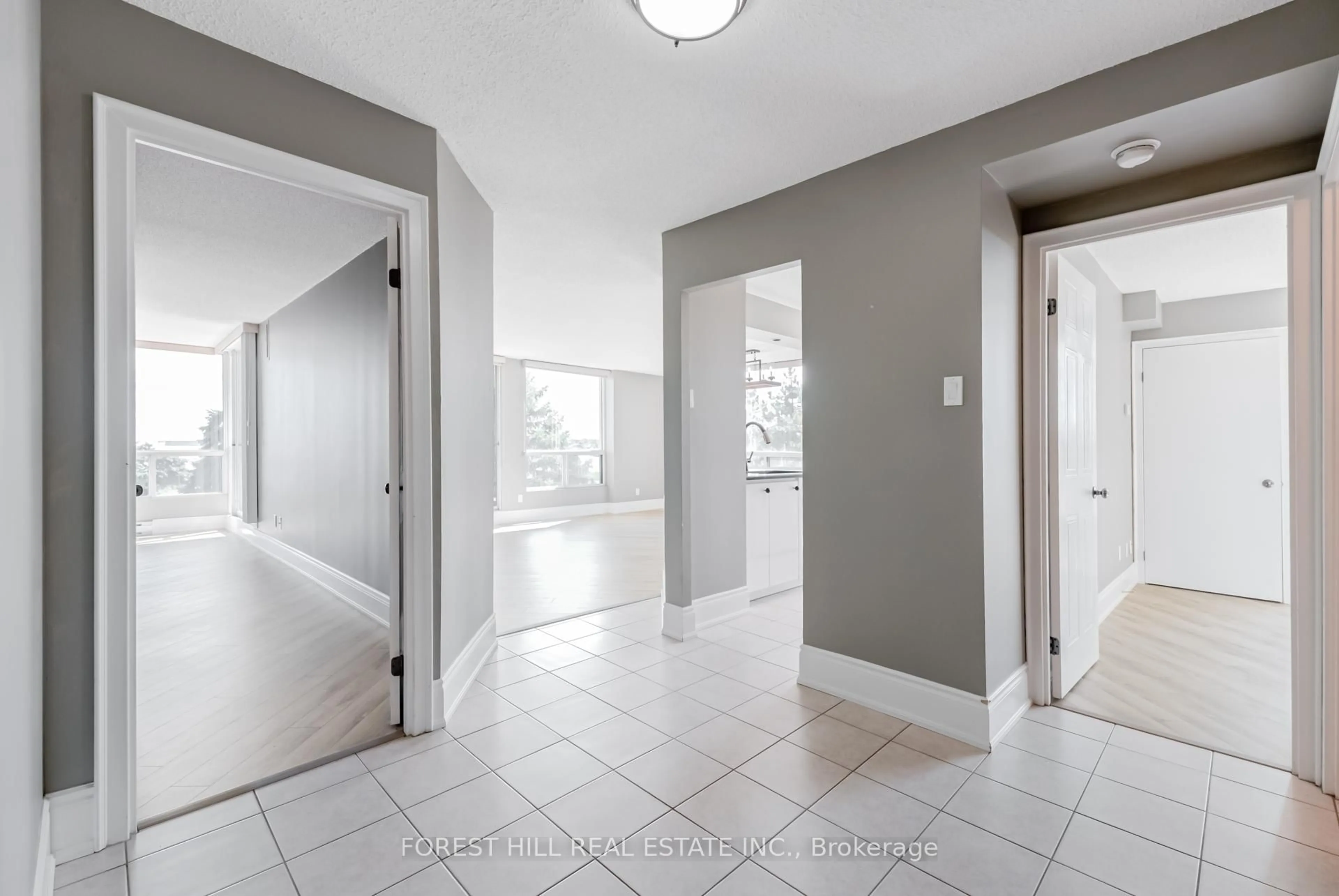 Indoor entryway for 75 Ellen St #410, Barrie Ontario L4N 7R6