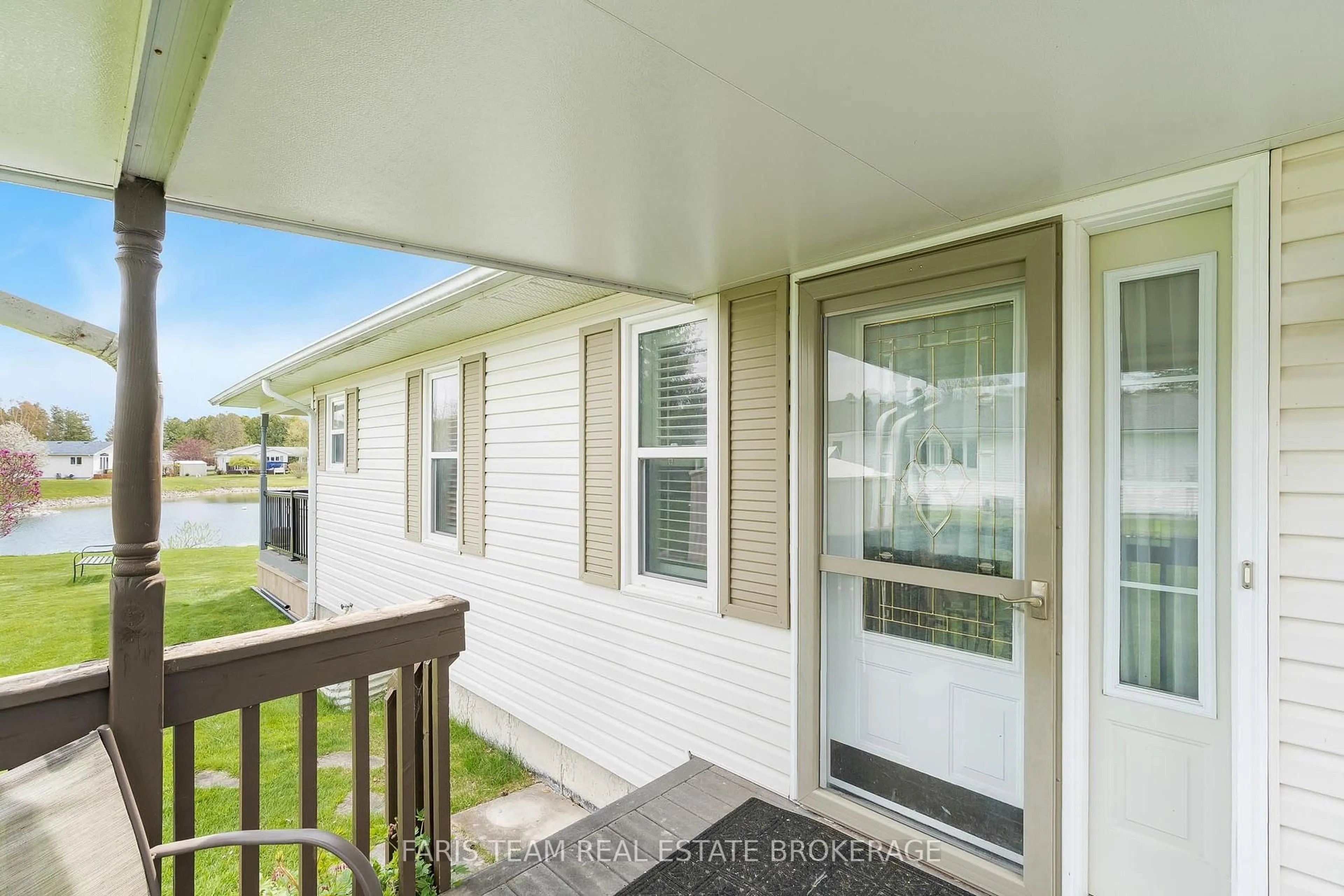 Home with vinyl exterior material, water/lake/river/ocean view for 30 Indiana Ave, Wasaga Beach Ontario L9Z 3A8