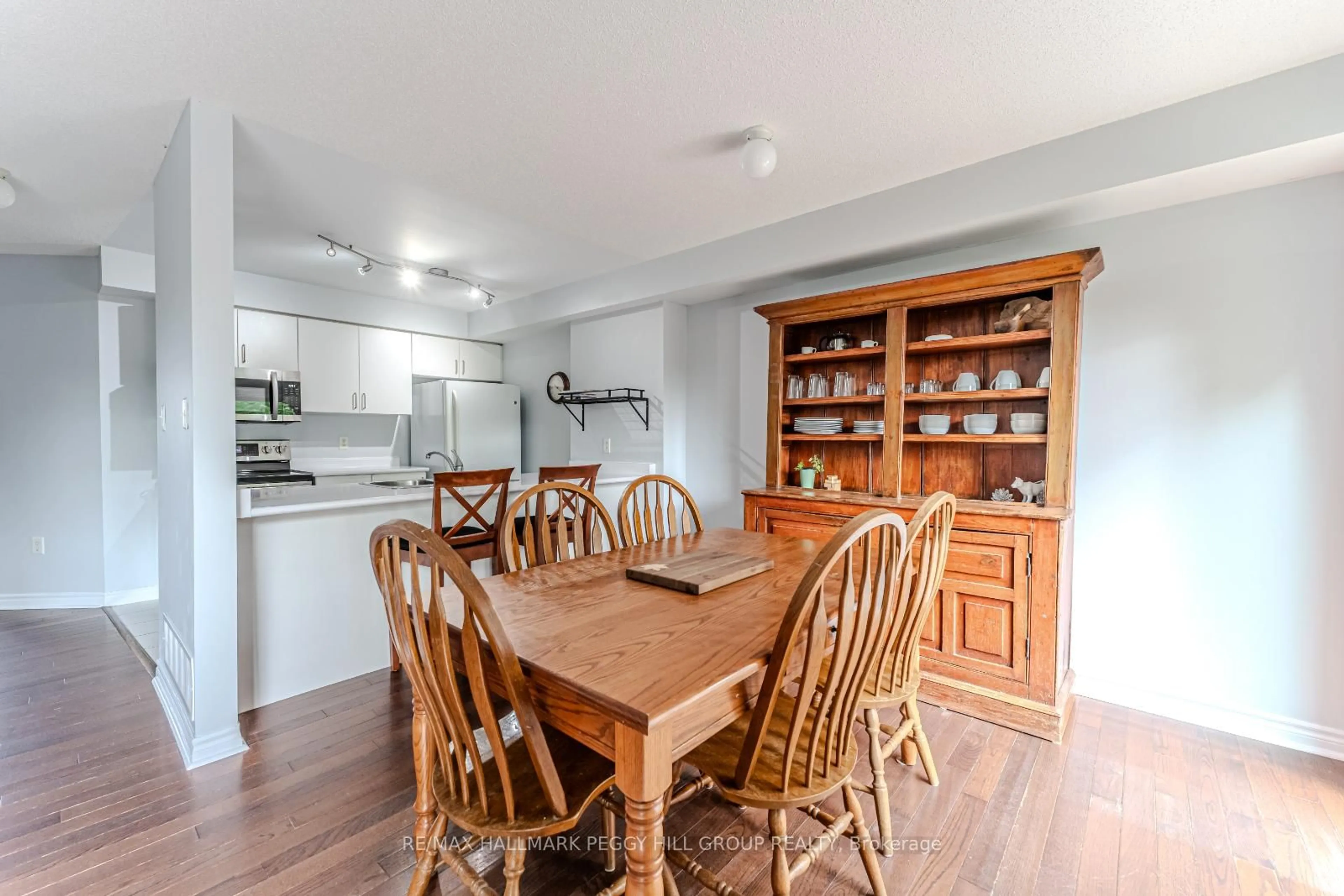 Dining room, wood/laminate floor for 17 Bartor Blvd, Barrie Ontario L4N 5Y7