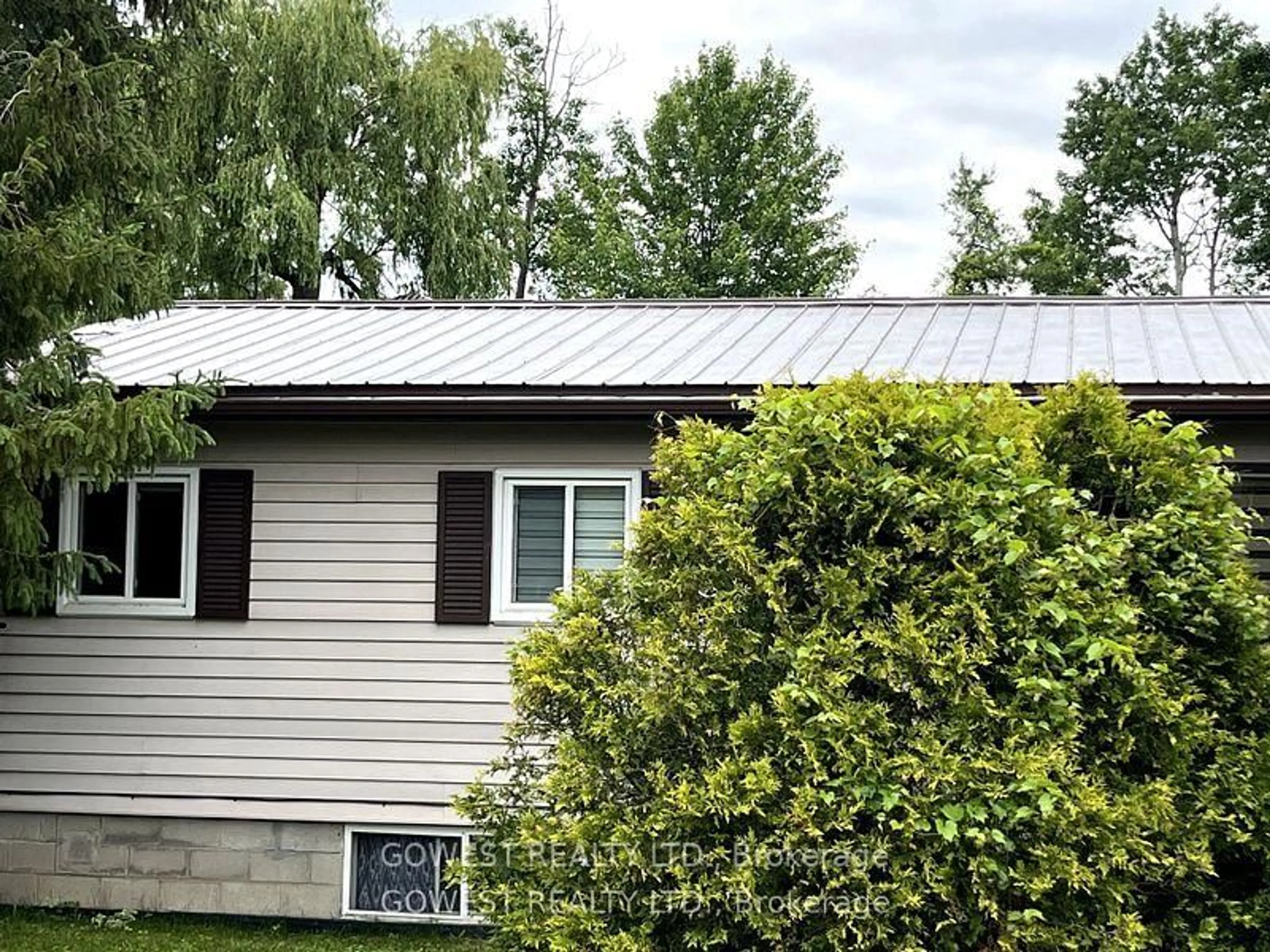 Home with vinyl exterior material, building for 137 First Ave, Tay Ontario L0K 1R0