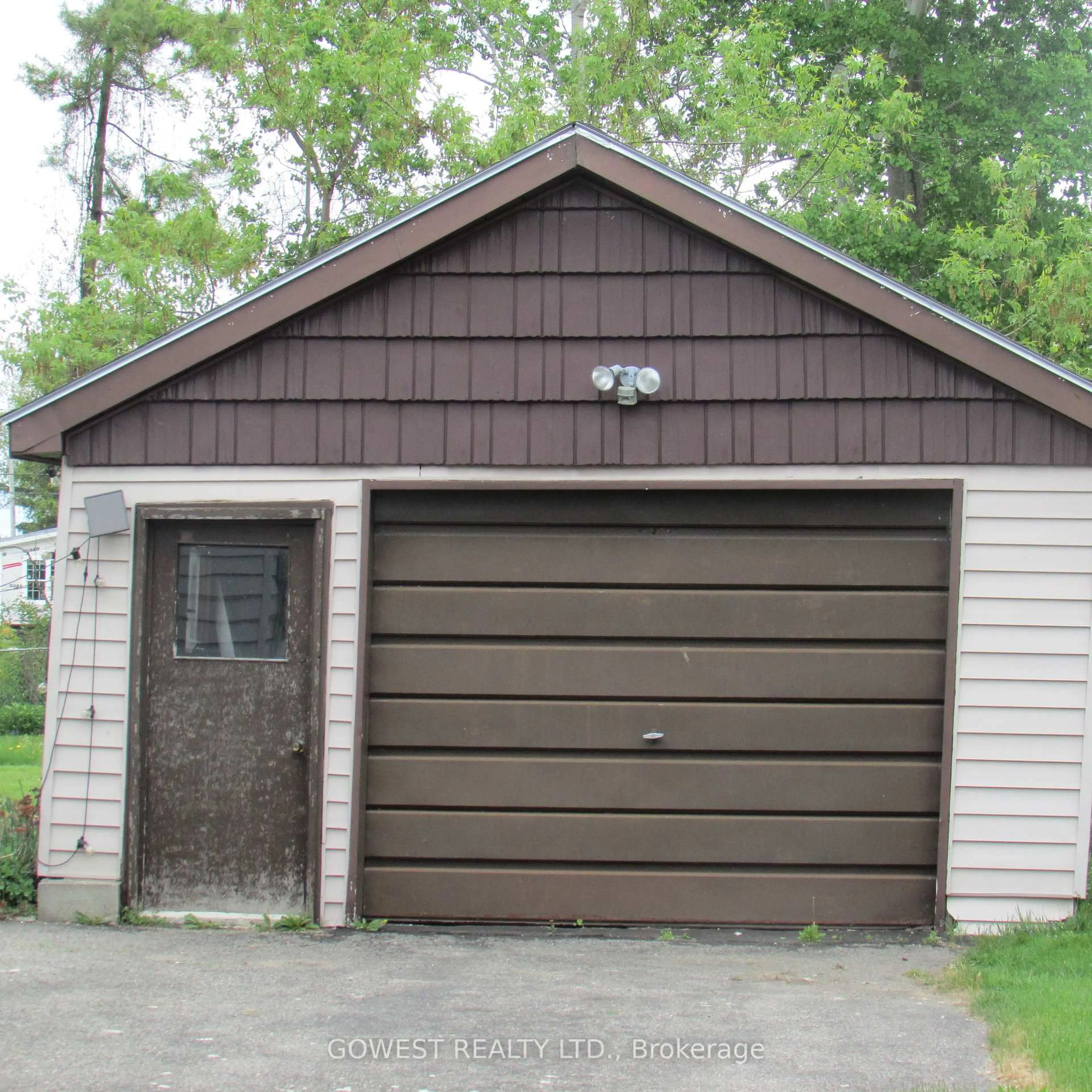Indoor garage for 137 First Ave, Tay Ontario L0K 1R0
