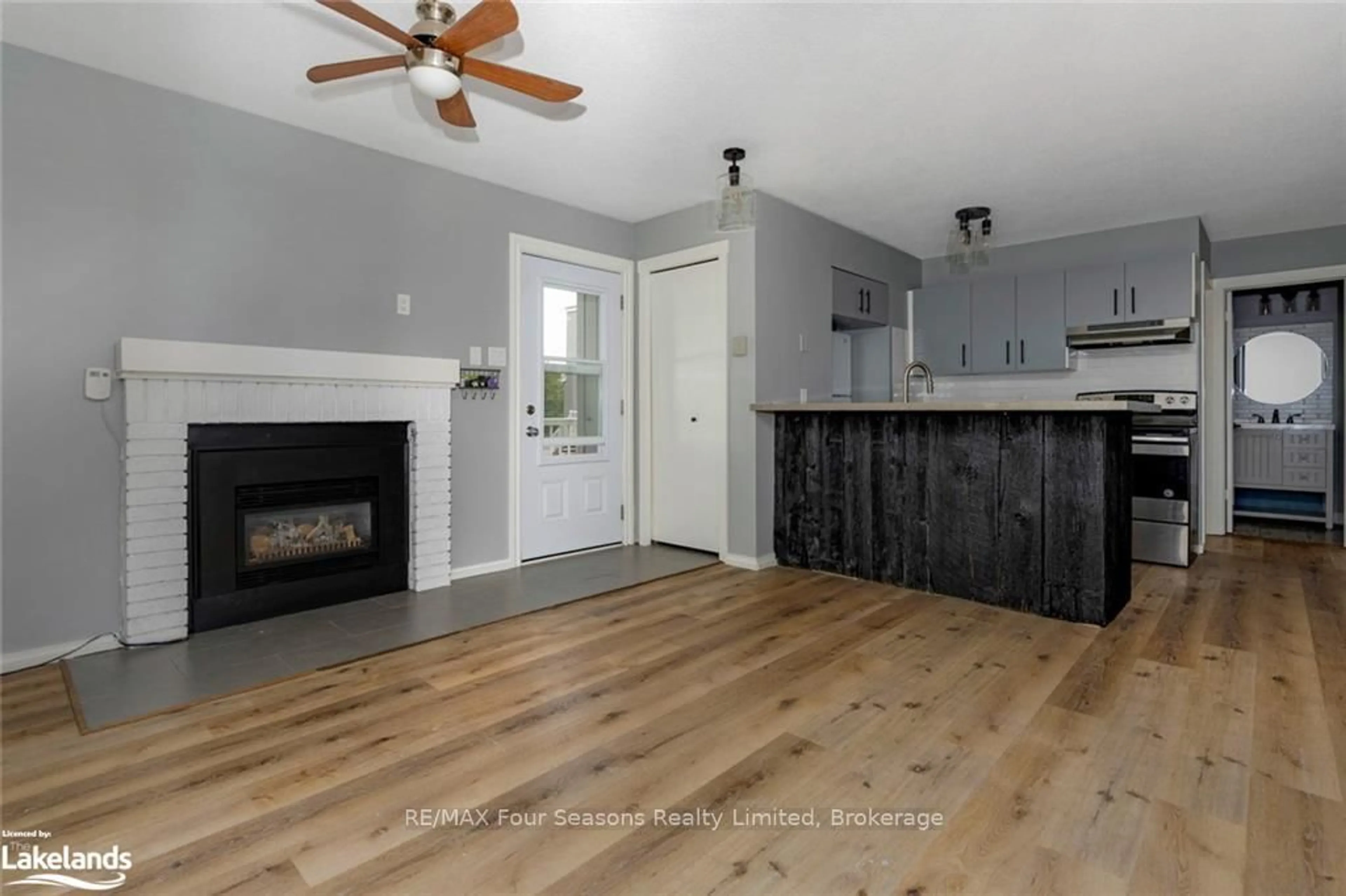 Open concept kitchen, wood/laminate floor for 21 Dawson Dr #73, Collingwood Ontario L9Y 5B5