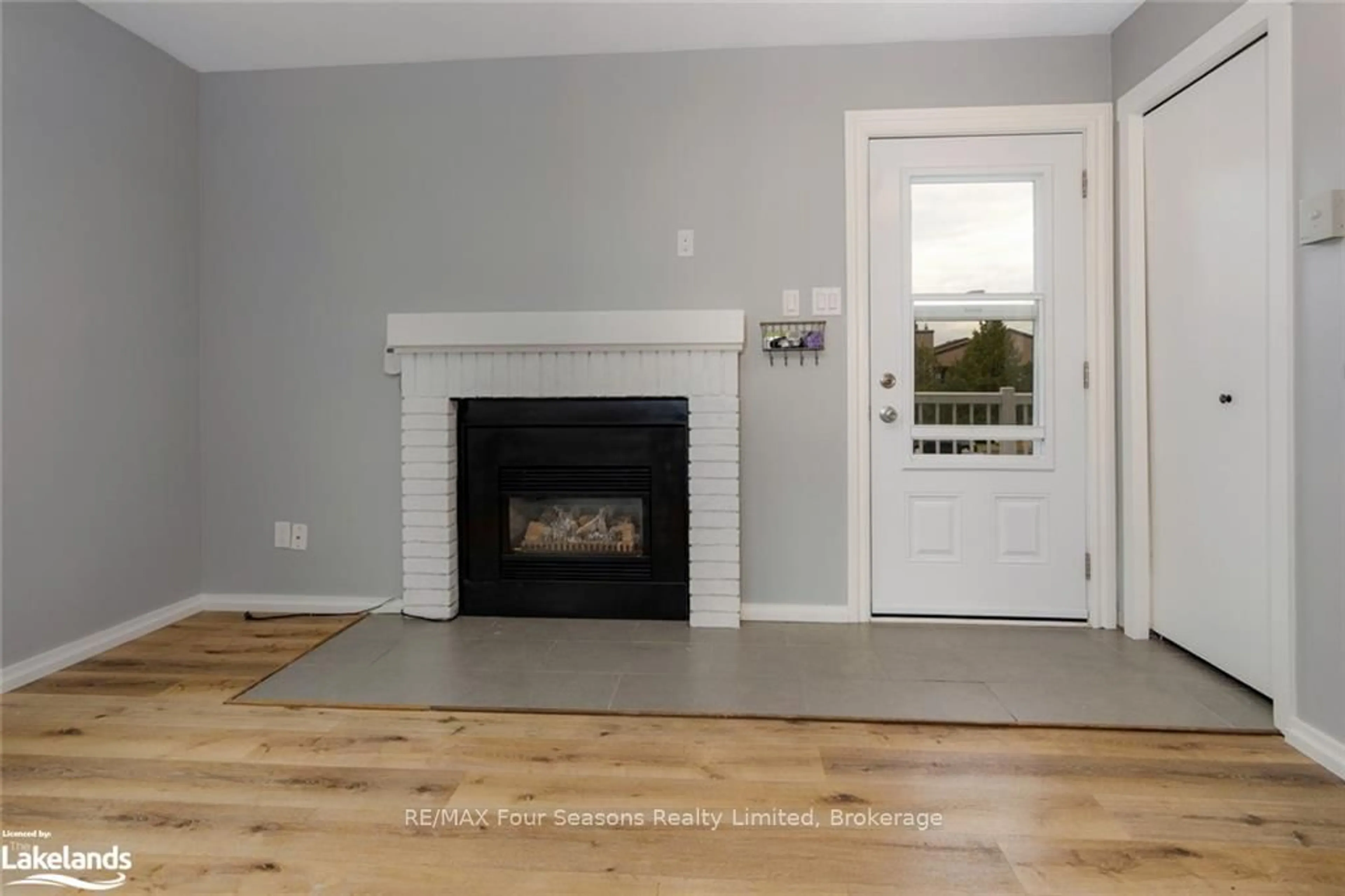 Living room with furniture, wood/laminate floor for 21 Dawson Dr #73, Collingwood Ontario L9Y 5B5