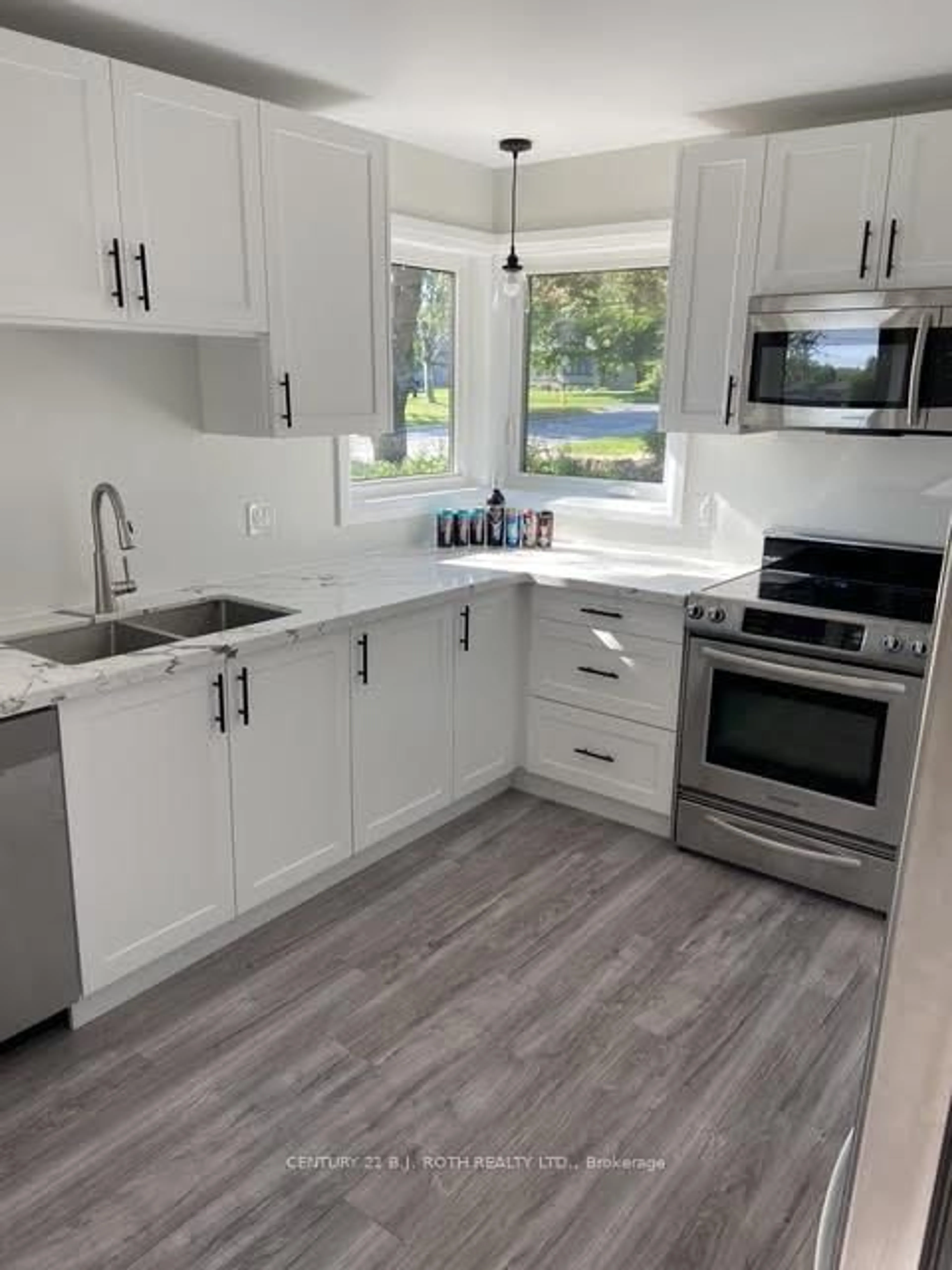 Open concept kitchen, unknown for 108 Nelson St, Barrie Ontario L4M 4K7
