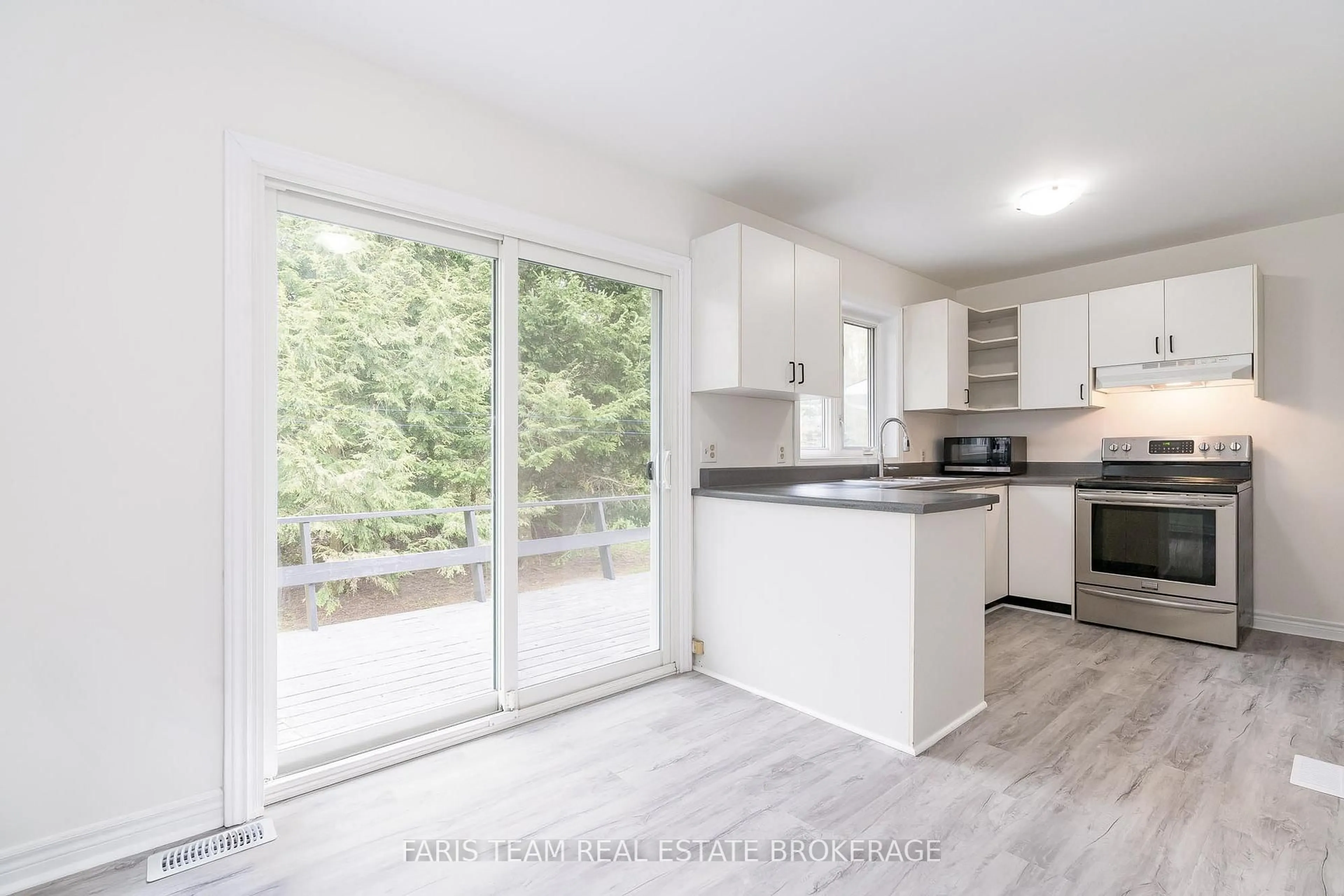 Open concept kitchen, wood/laminate floor for 19 Wakunda Cres, Tiny Ontario L9M 0B2