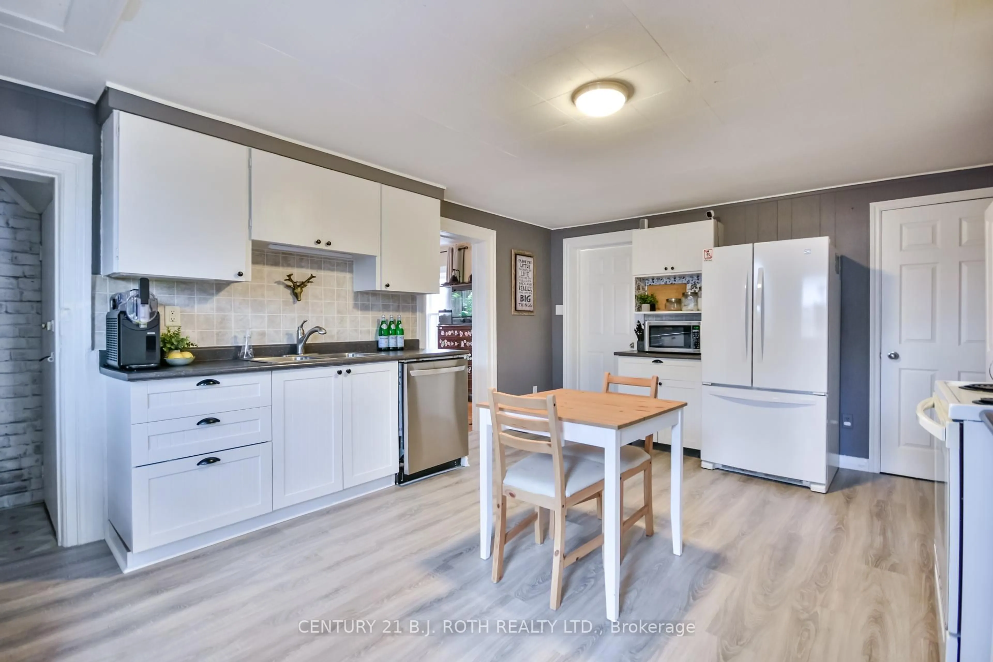 Open concept kitchen, wood/laminate floor for 86 Henry St, Barrie Ontario L4N 1C8