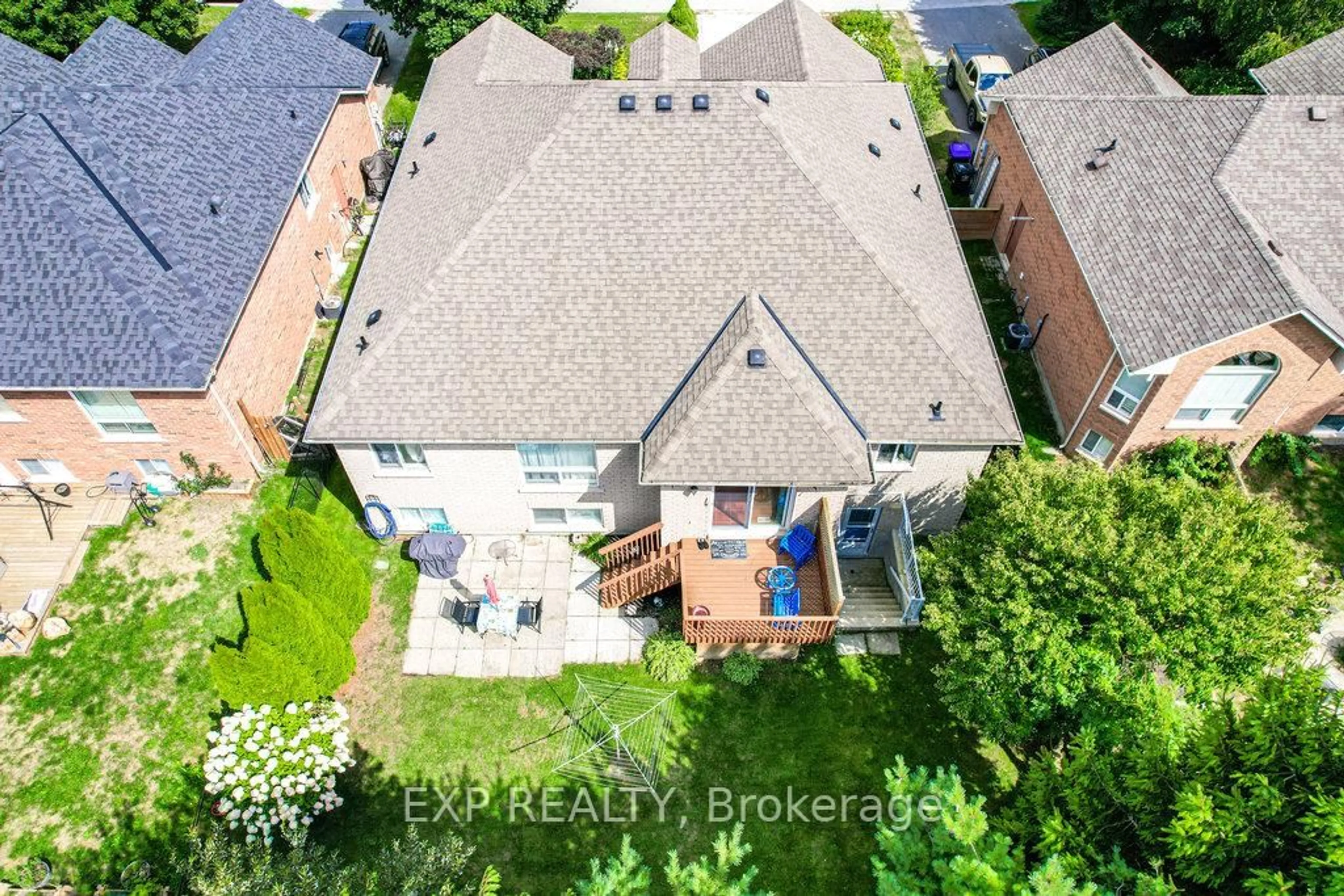 A pic from outside/outdoor area/front of a property/back of a property/a pic from drone, unknown for 27 Green Pine Cres, Wasaga Beach Ontario L9Z 1P4