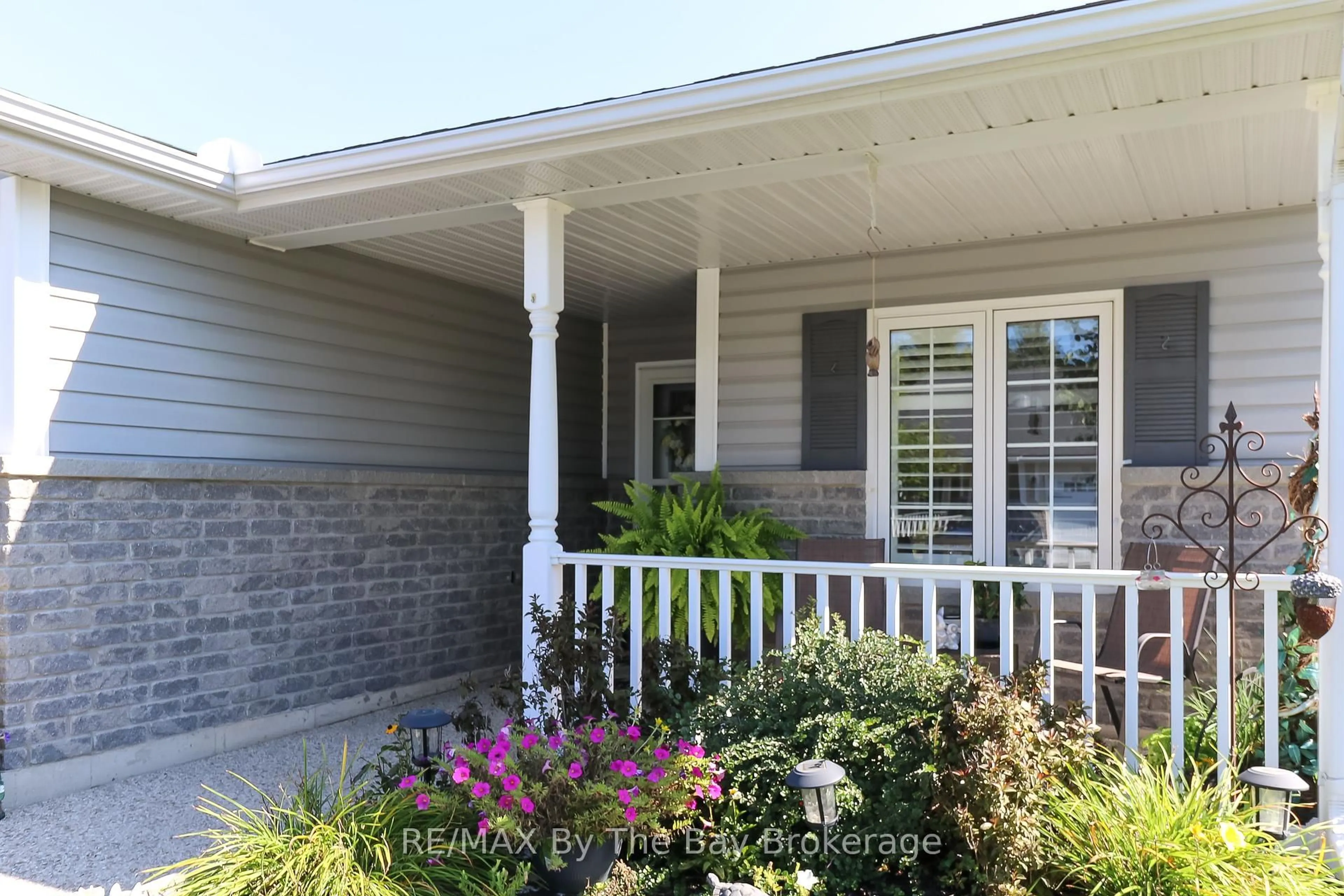 Home with vinyl exterior material, street for 31 New York Ave, Wasaga Beach Ontario L9Z 3A8