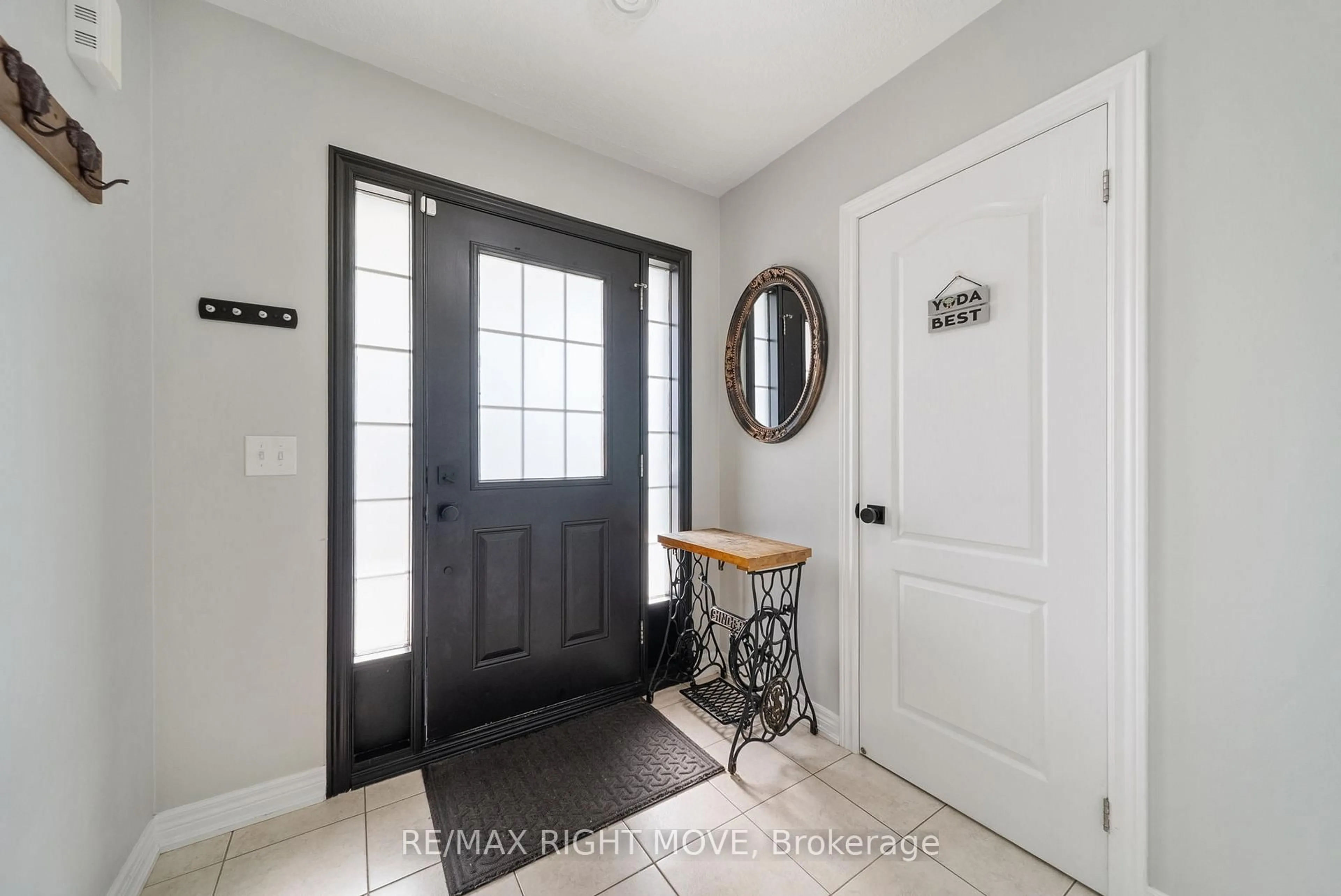 Indoor entryway for 90 Pearl Dr, Orillia Ontario L3V 0A6
