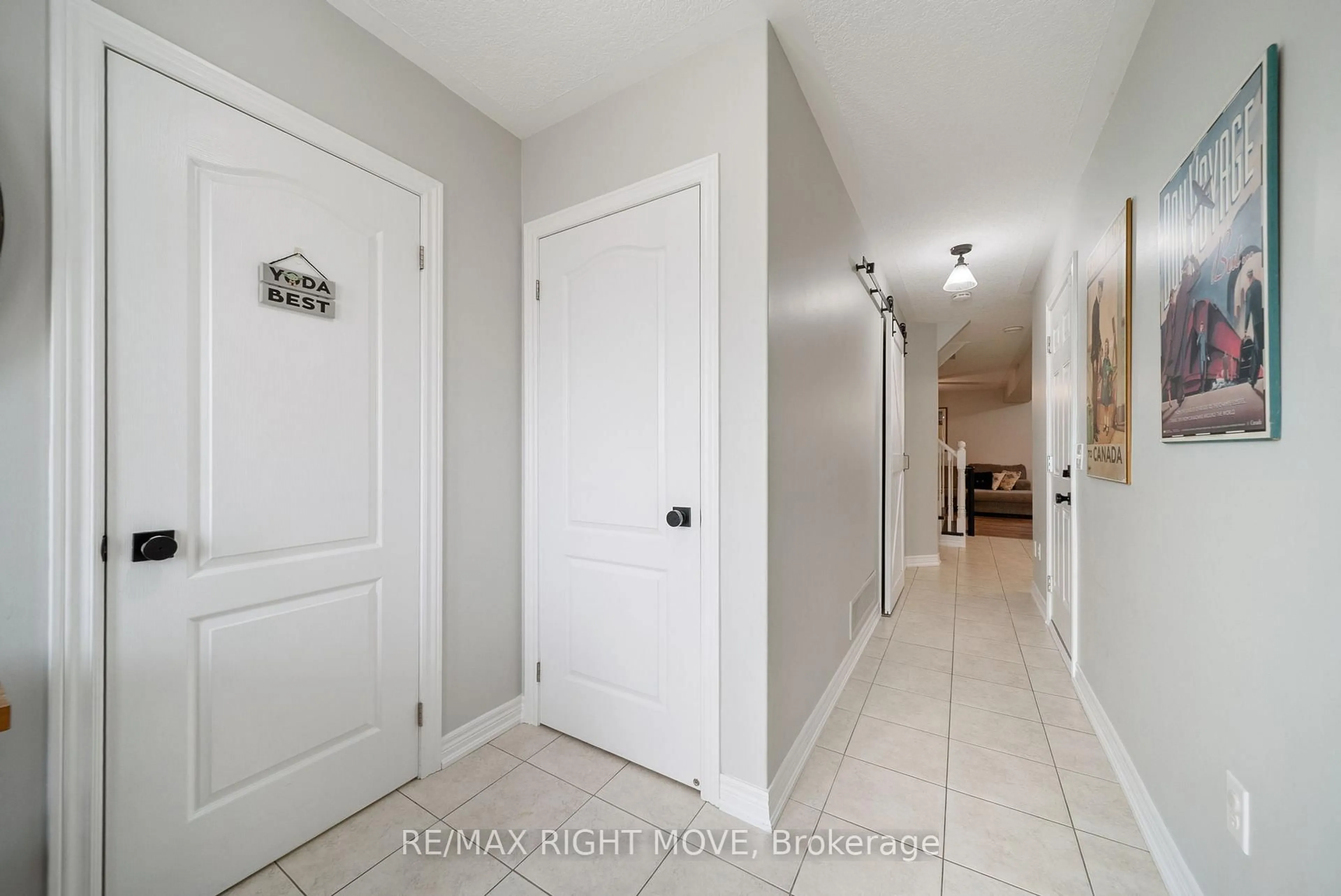 Indoor entryway for 90 Pearl Dr, Orillia Ontario L3V 0A6
