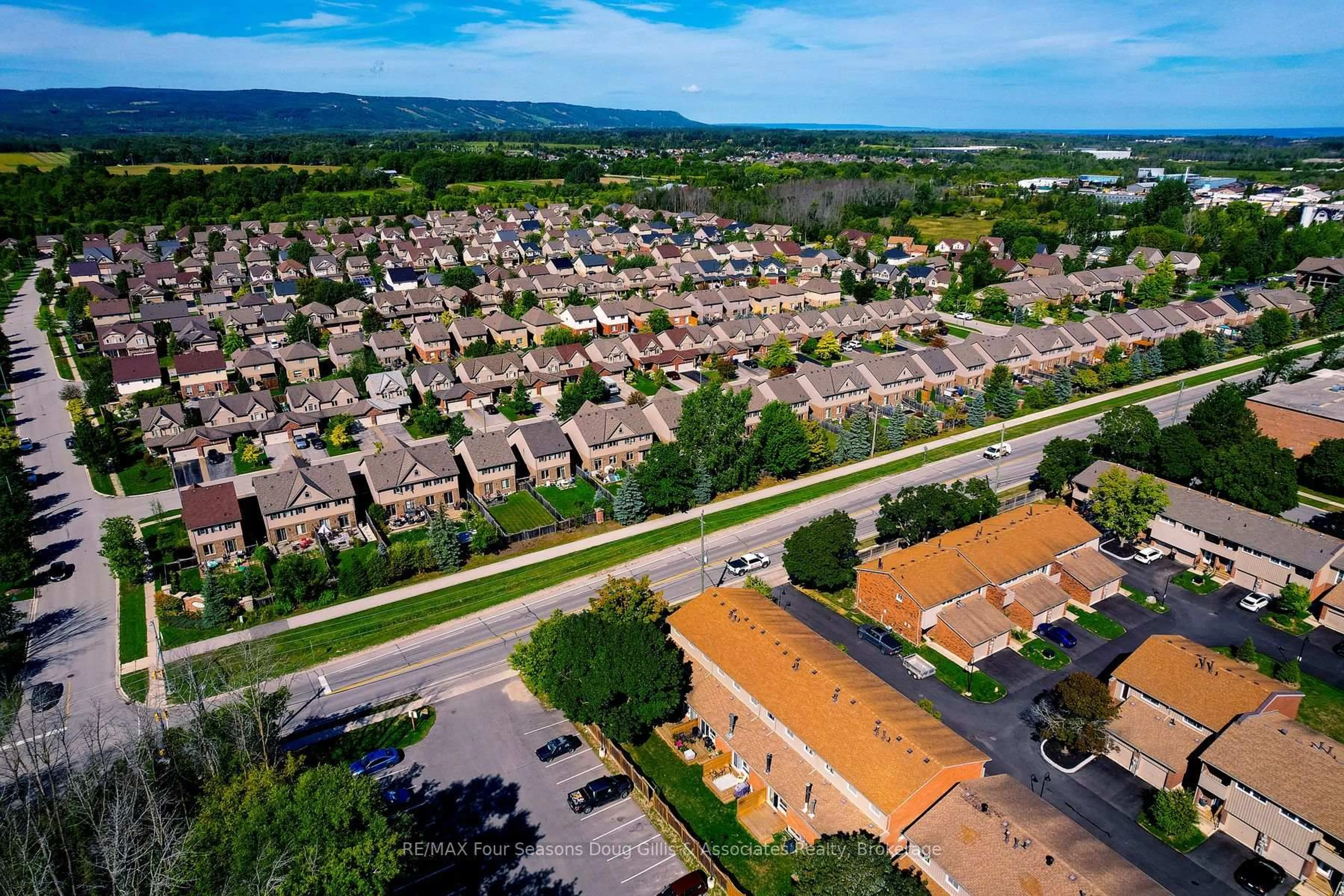 A pic from outside/outdoor area/front of a property/back of a property/a pic from drone, street for 601 Tenth St, Collingwood Ontario L9Y 4K6