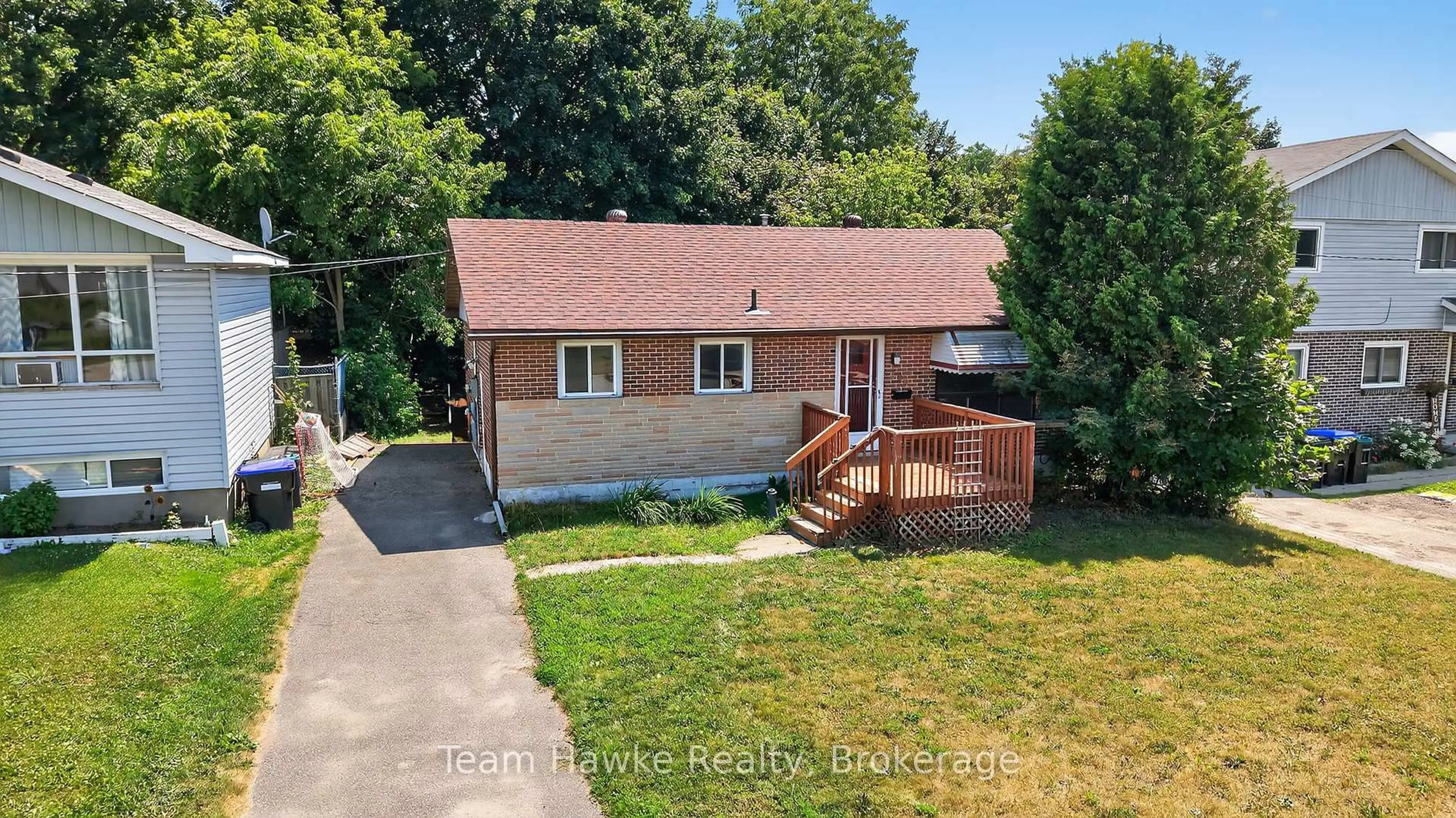 A pic from outside/outdoor area/front of a property/back of a property/a pic from drone, street for 303 Scott St, Midland Ontario L4R 2M9