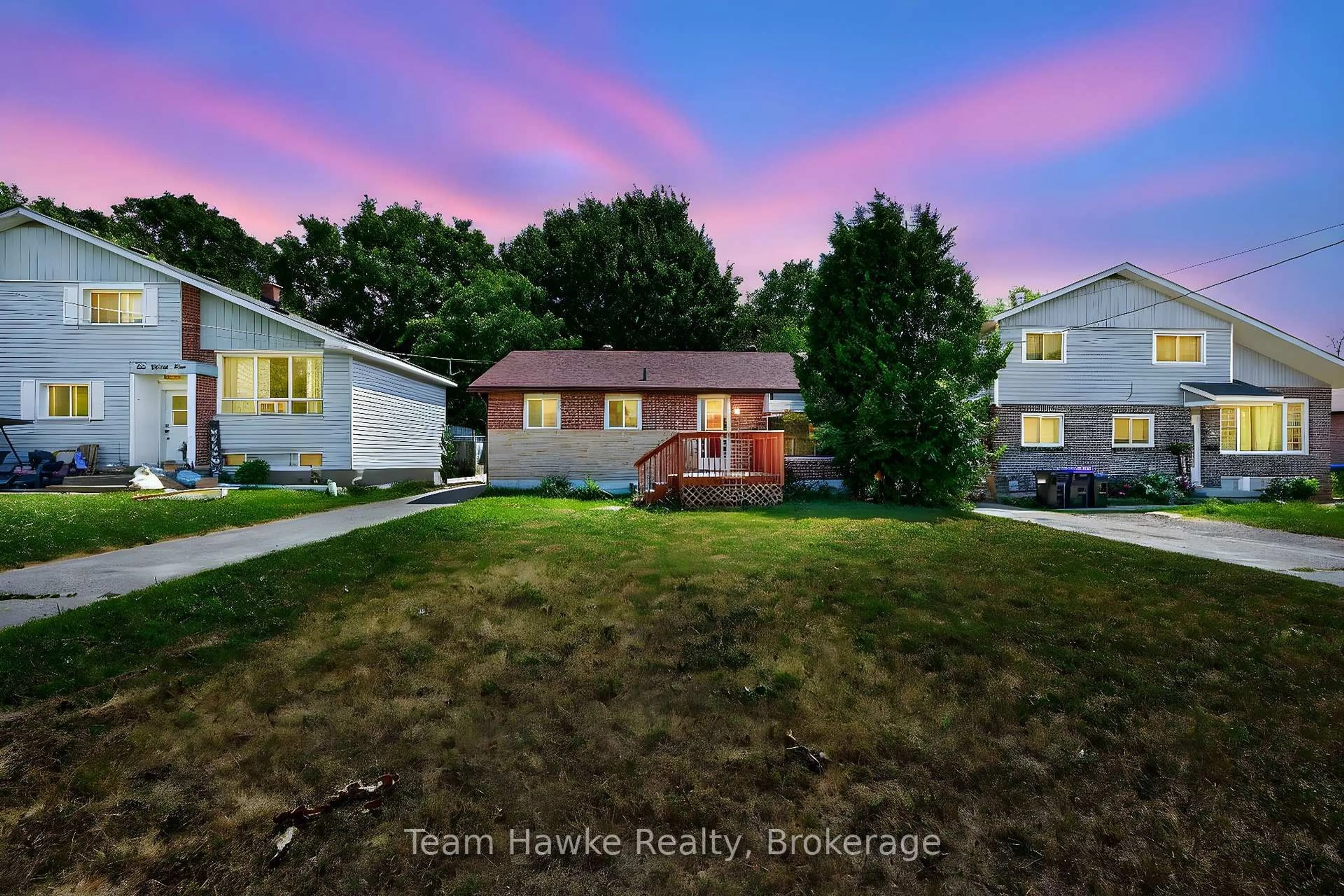 A pic from outside/outdoor area/front of a property/back of a property/a pic from drone, street for 303 Scott St, Midland Ontario L4R 2M9
