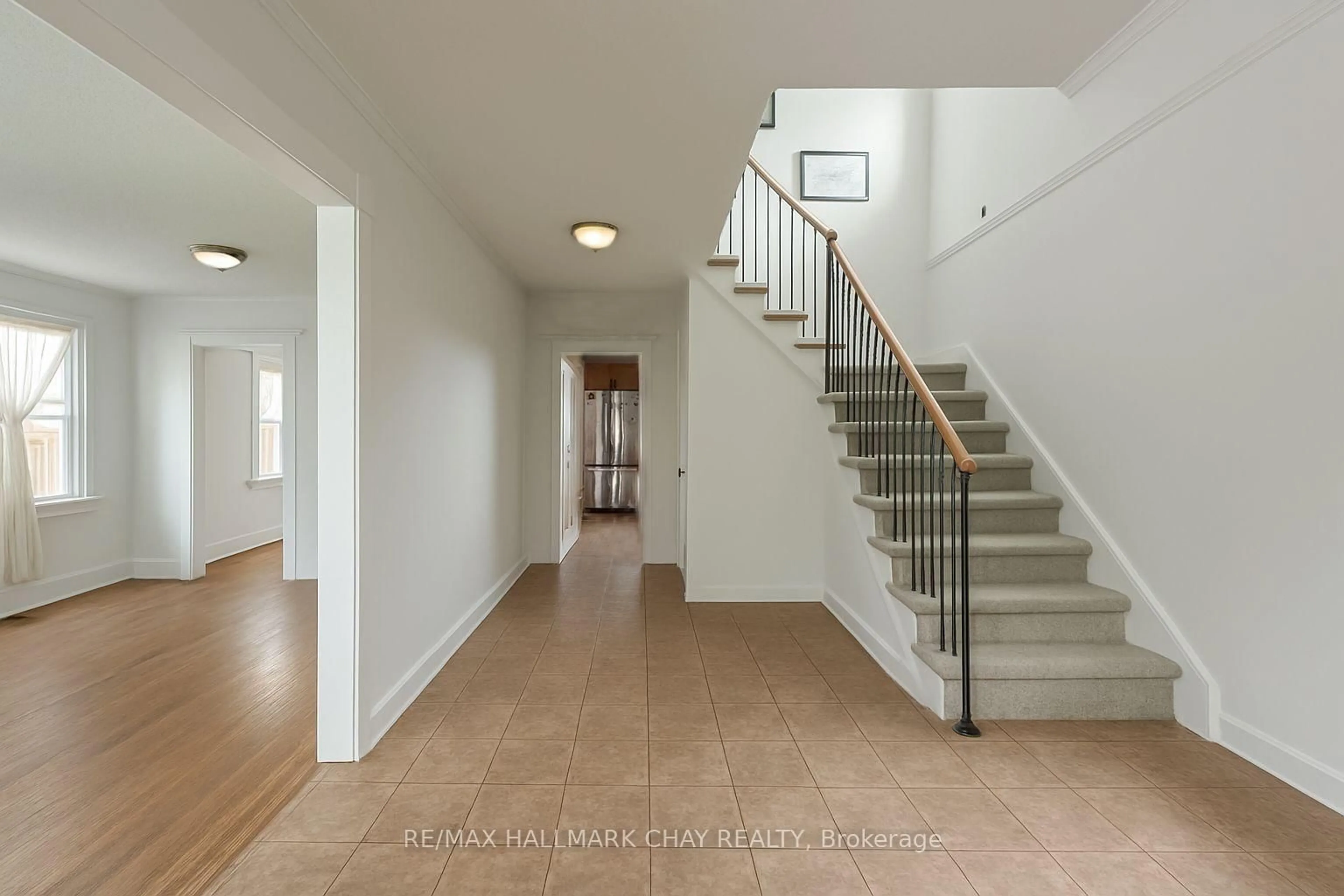 Indoor foyer for 83 TRILLIUM Cres, Barrie Ontario L4N 6H6