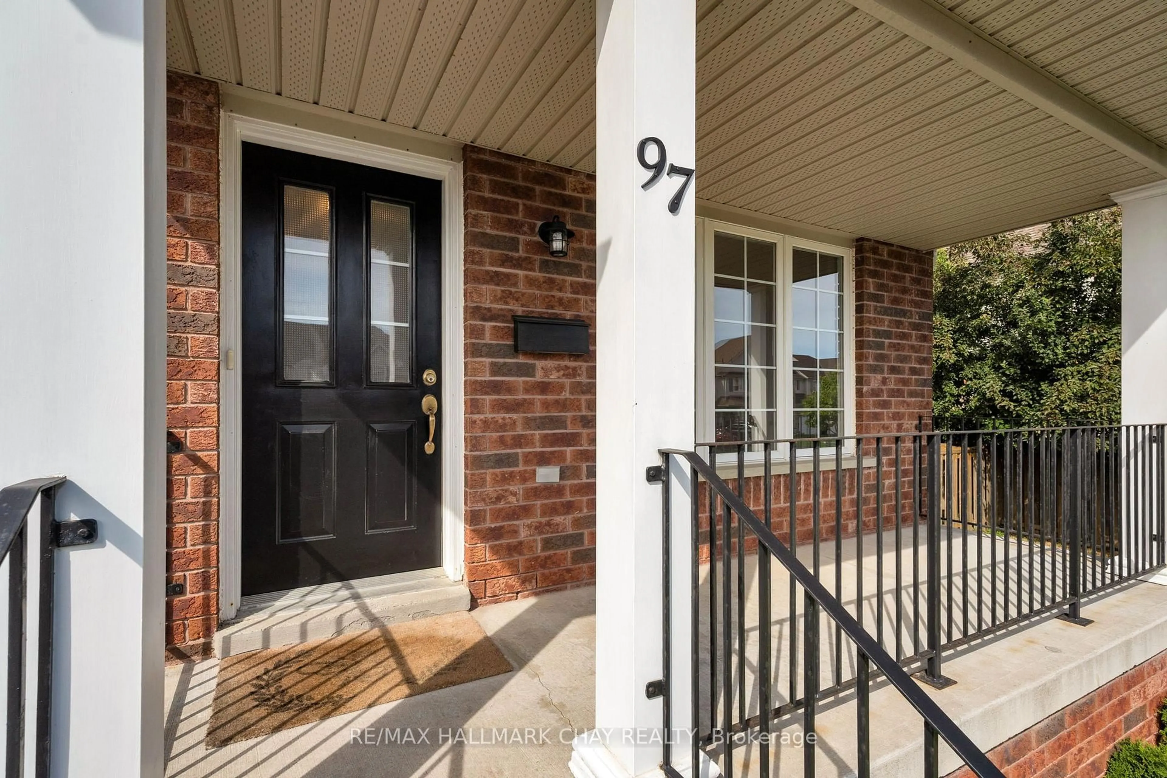 Indoor entryway for 97 Bentley Cres, Barrie Ontario L4N 0Z1